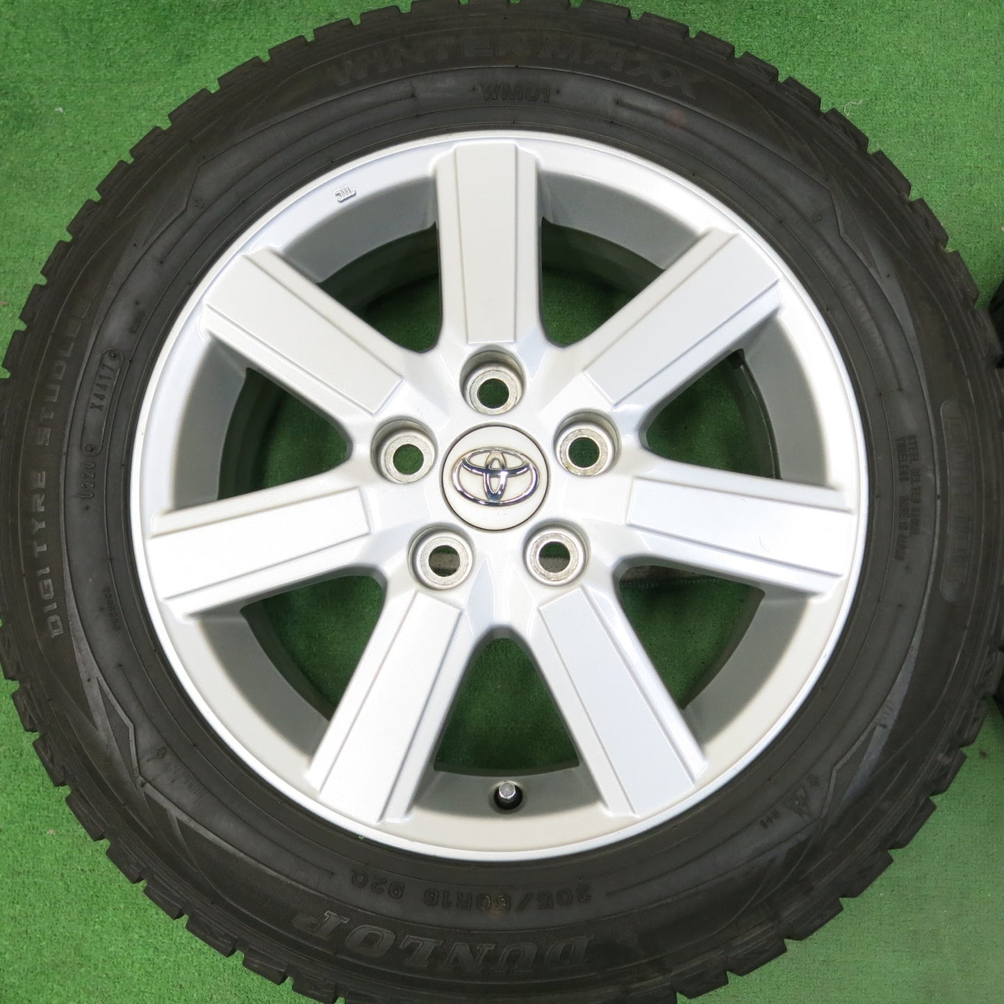 [送料無料]バリ溝！8.5分★トヨタ 70系 ノア ヴォクシー 純正 205/60R16 スタッドレス ダンロップ ウインターマックス WM01 16インチ PCD114.3/5H★3062807ヒス
