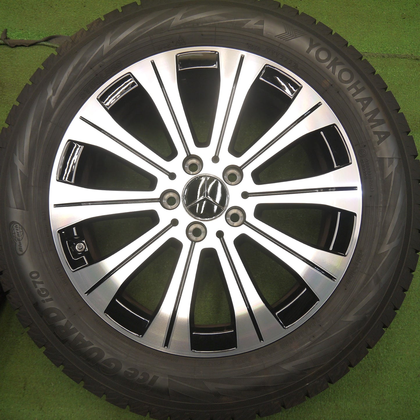 [送料無料]バリ溝！22年！キレイ！ほぼ10分★ベンツ EQA W243 H243 純正 215/60R18 スタッドレス ヨコハマ アイスガード iG70 18インチ PCD112/5H★3070705Hス