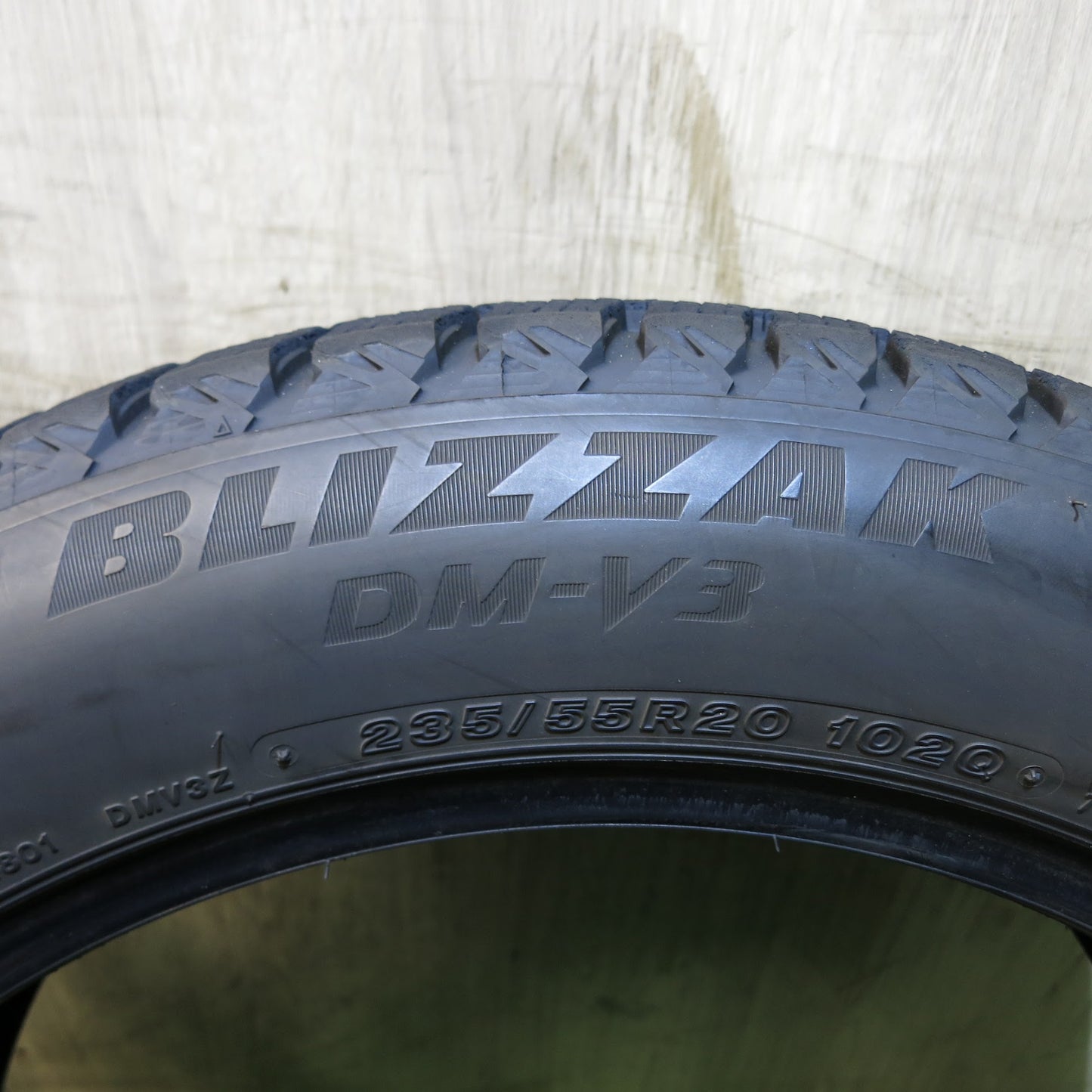 [送料無料]バリ溝！20年！9分★スタッドレス 235/55R20 ブリヂストン ブリザック DM-V3 タイヤ 20インチ レクサス RX ムラーノ 等★3040508Hスタ
