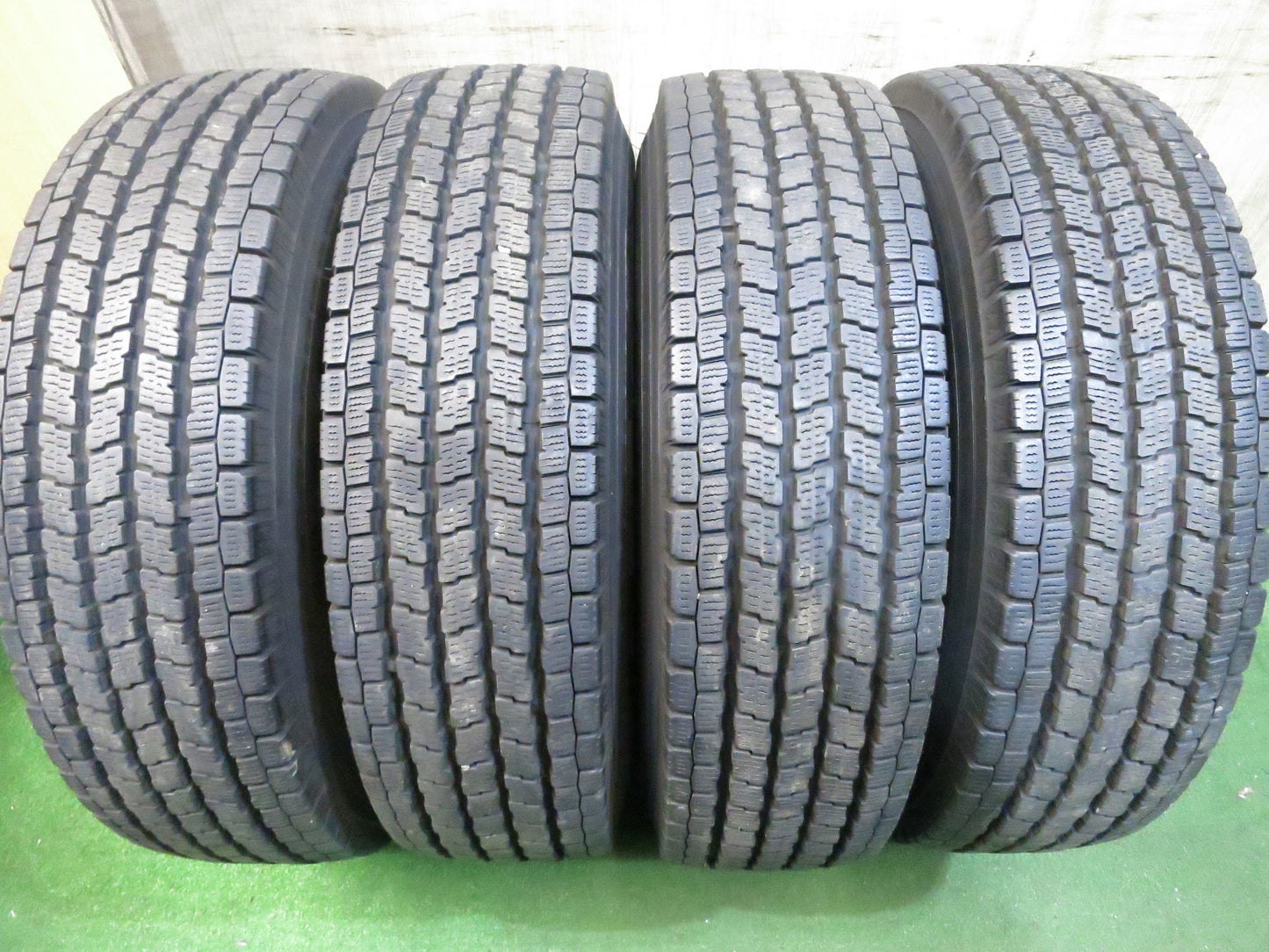 [送料無料]バリ溝！20年！キレイ！9.5分★ハイエース 等 195/80R15 107/105L スタッドレス ヨコハマ iG91 PRODITA プロディータ PCD139.7/6H★3020607Hス