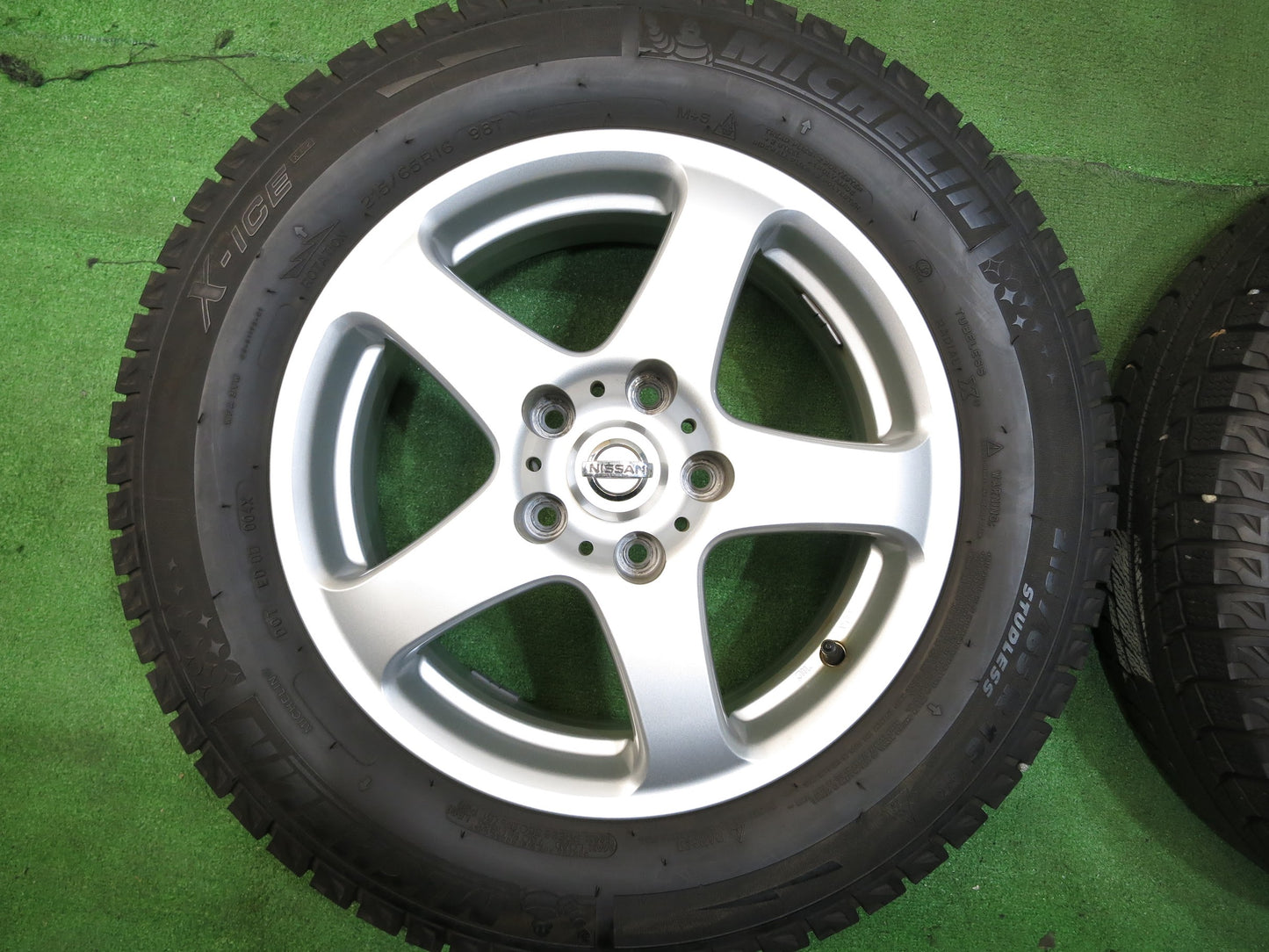 [送料無料]バリ溝！キレイ！9.5分以上★日産 エルグランド 純正 215/65R16 スタッドレス ミシュラン X-ICE XI2 16インチ PCD114.3/5H★2110904Hス