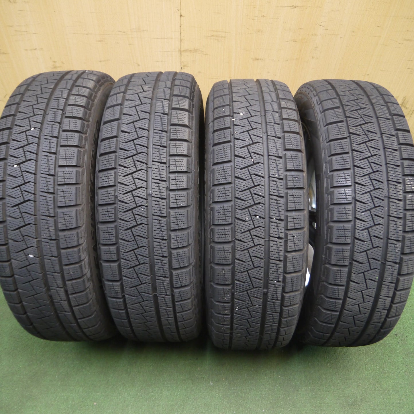 *送料無料*バリ溝！9.5分以上★スタッドレス 185/60R15 ピレリ アイスアシンメトリコ Exceeder エクシーダー 15インチ PCD100/4H★3102512Hス