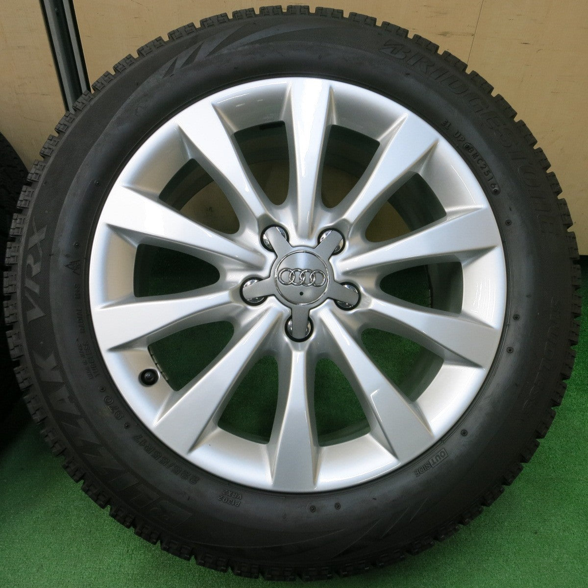 *送料無料* バリ溝！キレイ！8.5分★アウディ A6 純正 225/55R17 スタッドレス ブリヂストン ブリザック VRX 17インチ PCD112/5H★4030802イス