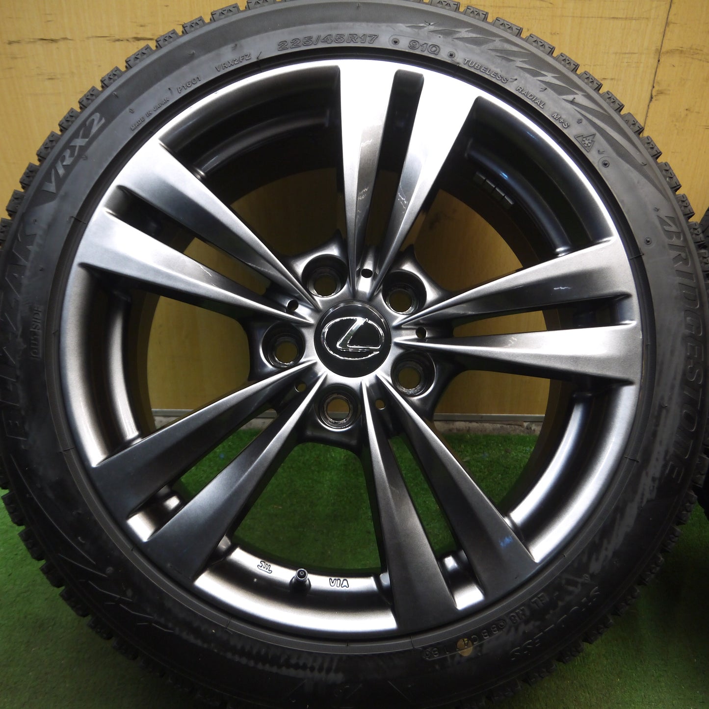 *送料無料*バリ溝！キレイ！9.5分★レクサス等 225/45R17 スタッドレス ブリヂストン ブリザック VRX2 社外 アルミ 17インチ PCD114.3/5H★4010512Hス