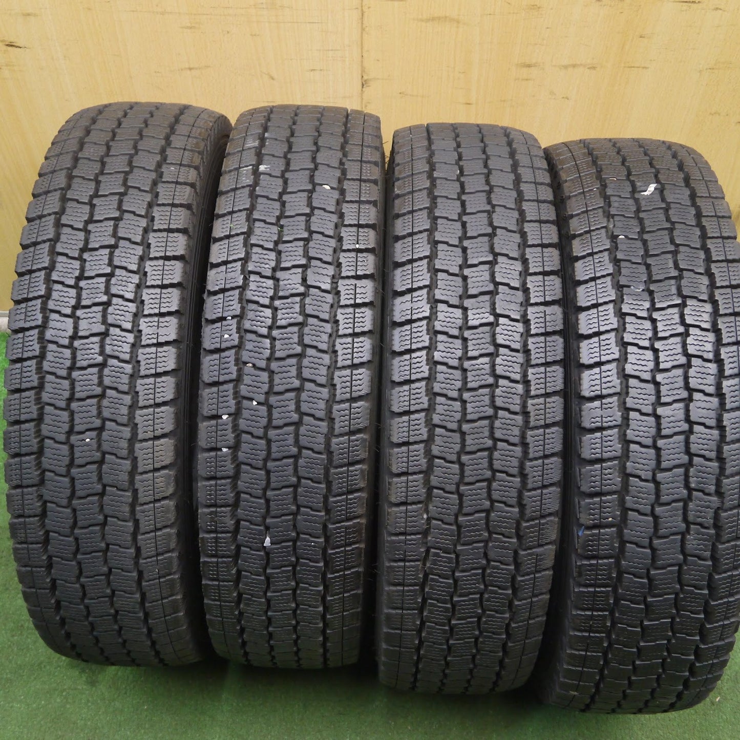 [送料無料]バリ溝！9.5分★スタッドレス 165R13 6PR グッドイヤー アイスナビ カーゴ タイヤ 13インチ 小型 トラック 等★062111クスタ