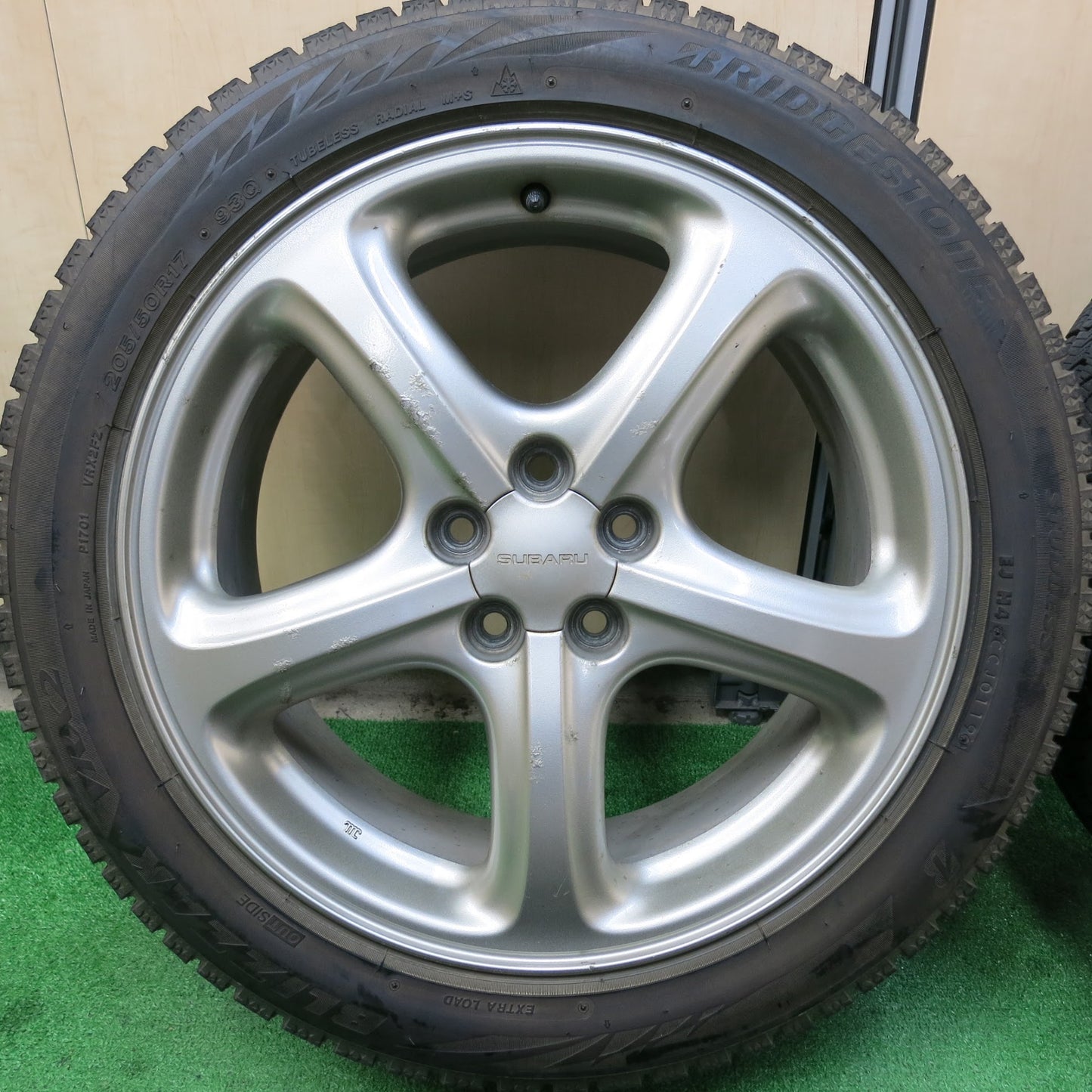 [送料無料]バリ溝！19年！9.5分★スバル BH系 レガシィ 純正 205/50R17 スタッドレス ブリヂストン ブリザック VRX2 17インチ PCD100/5H★3042804ヒス