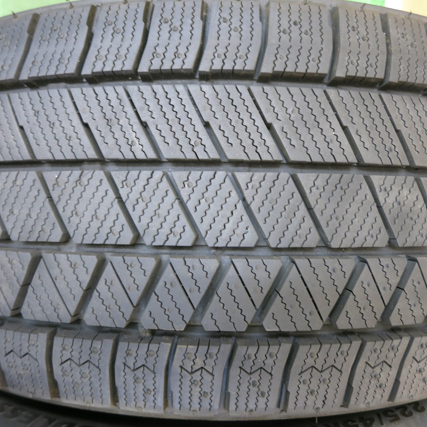 [送料無料]超バリ溝！22年！ほぼ10分★スタッドレス 225/45R17 ブリヂストン ブリザック VRX3 タイヤ 17インチ レクサス IS ゴルフ アウディA3 等★3032705Hスタ
