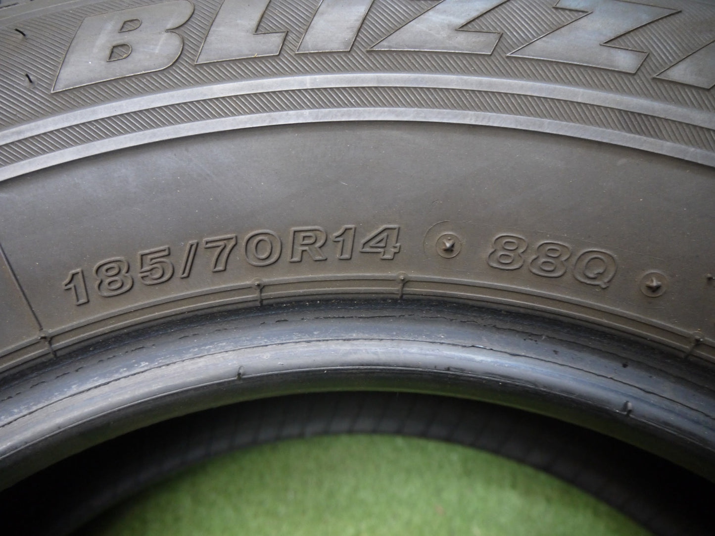 [送料無料]バリ溝！9分★スタッドレス 185/70R14 ブリヂストン ブリザック VRX タイヤ 14インチ ノート アクア カローラ 等★2061812ヤスタ