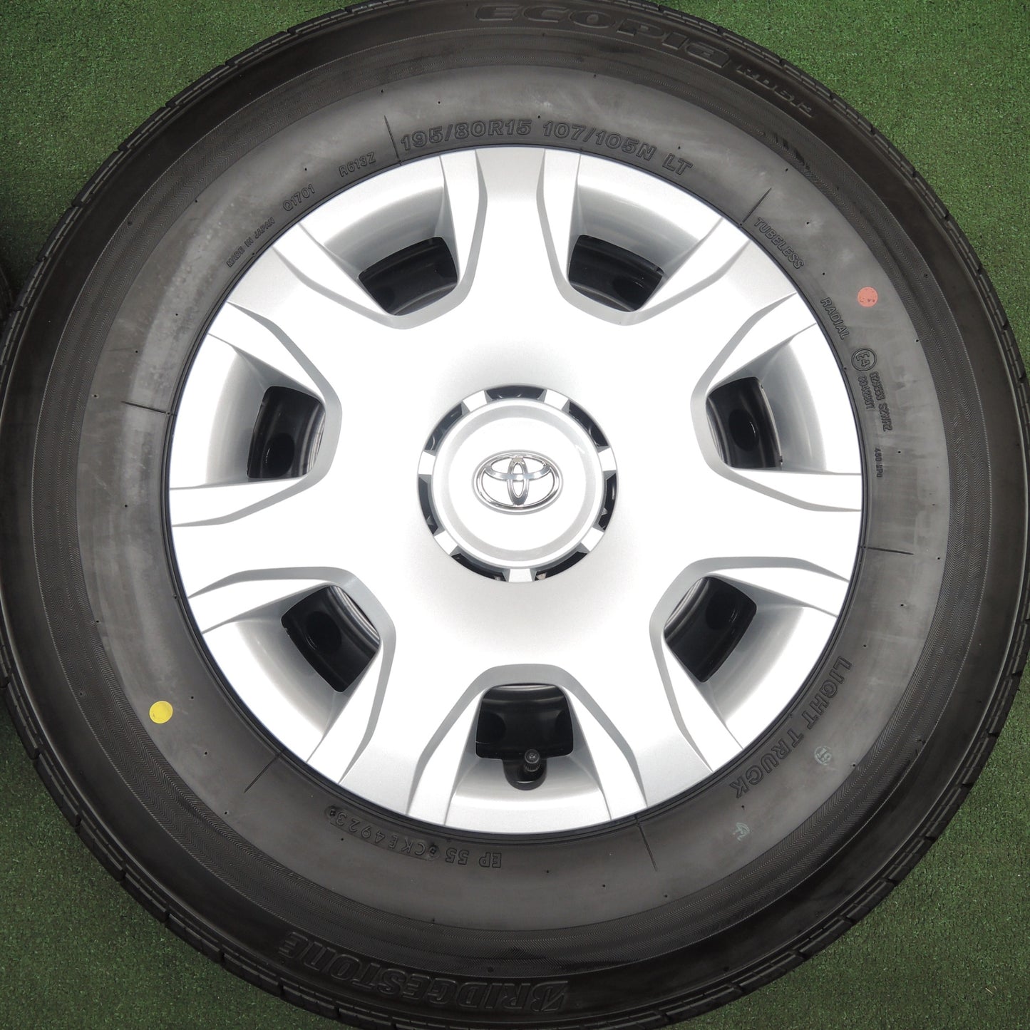 *送料無料* 新車外し！23年★トヨタ 200系 ハイエース 純正 スチール 195/80R15 107/105N ブリヂストン エコピア RD613 PCD139.7/6H★4022503HAノ