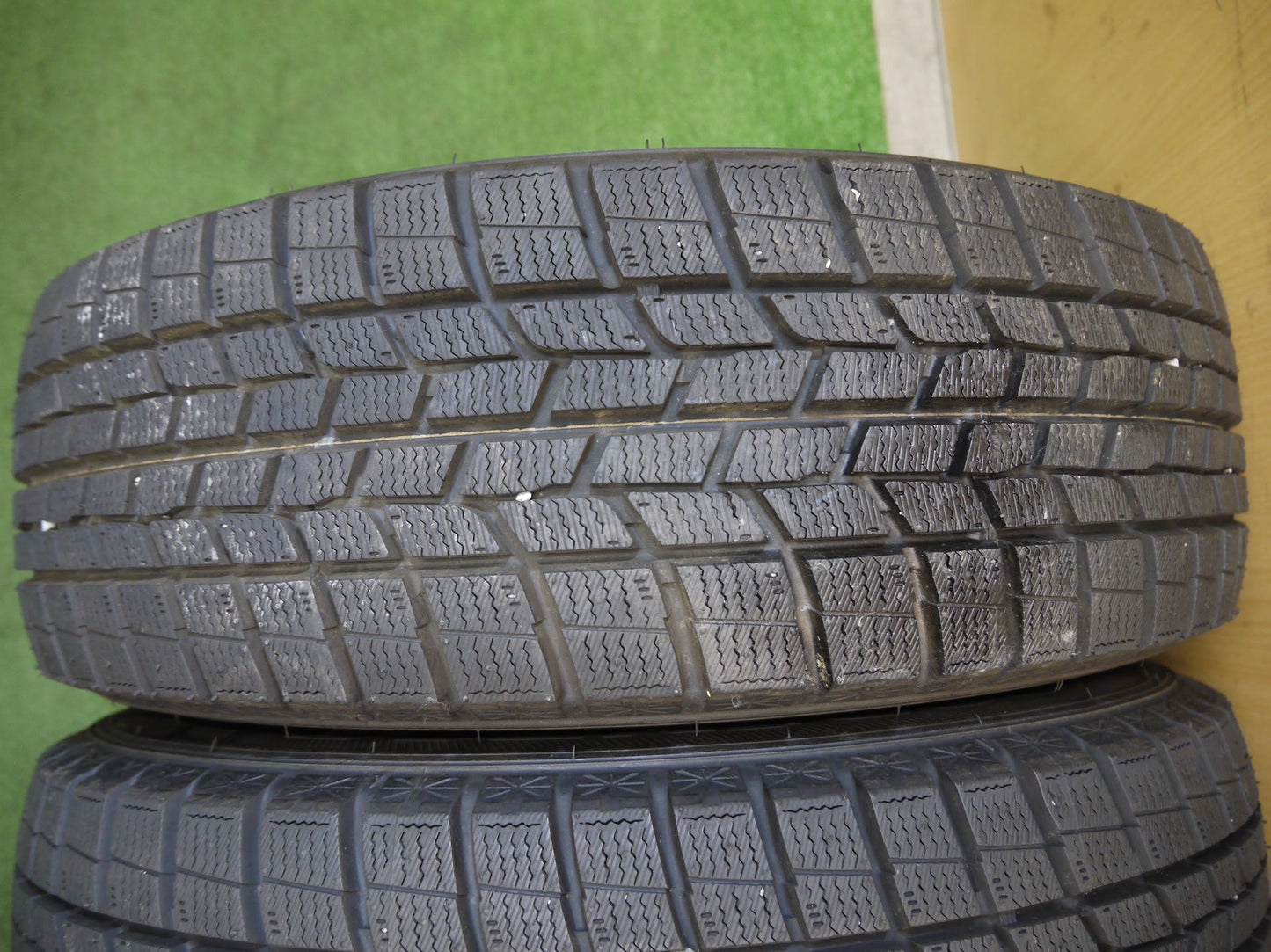 [送料無料]バリ溝！20年！ほぼ10分★スタッドレス 195/65R15 グッドイヤー アイスナビ6 15インチ タイヤ ノア ヴォクシー エスクァイア 等★2050613クスタ