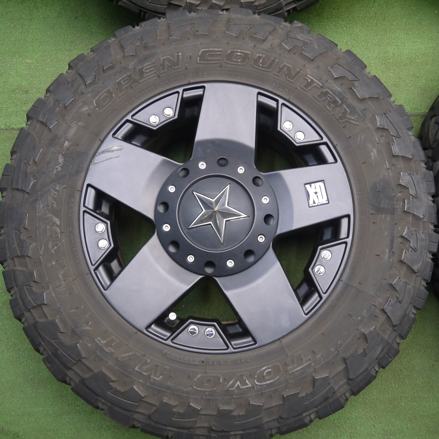 [送料無料]バリ溝！9.5分★KMC ロックスター 265/70R17 121/118P 10PR KMC ロックスター トーヨー M/T オープンカントリー PCD135 139.7/6H マルチ★3031406クノ