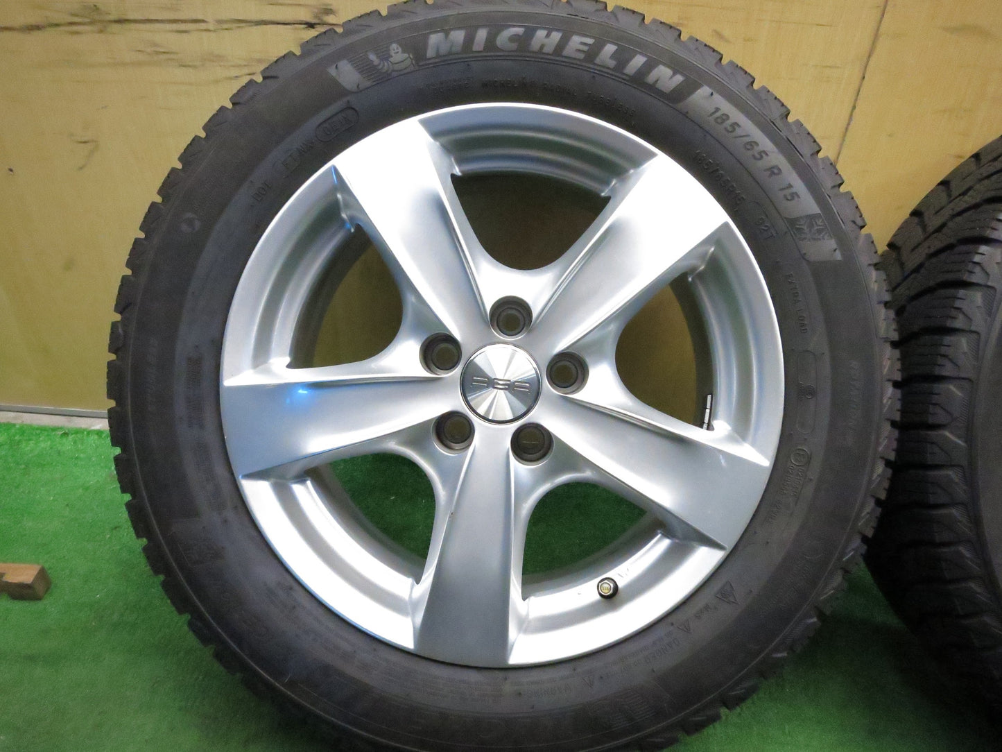[送料無料]超バリ溝！20年！ほぼ10分★スタッドレス 185/65R15 AGA ミシュラン X-ICE SNOW 15インチ PCD100/5H★3010607Hス