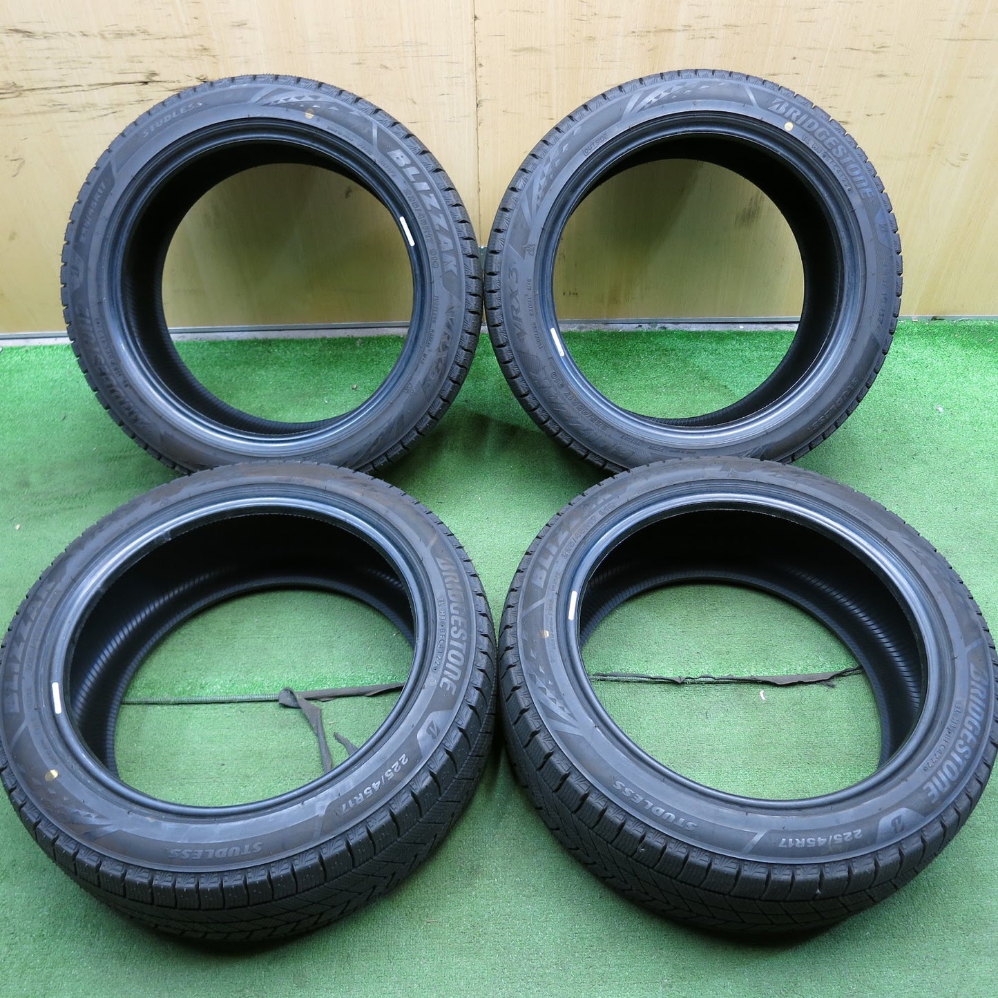 [送料無料]超バリ溝！22年！ほぼ10分★スタッドレス 225/45R17 ブリヂストン ブリザック VRX3 タイヤ 17インチ レクサス IS ゴルフ アウディA3 等★3032705Hスタ