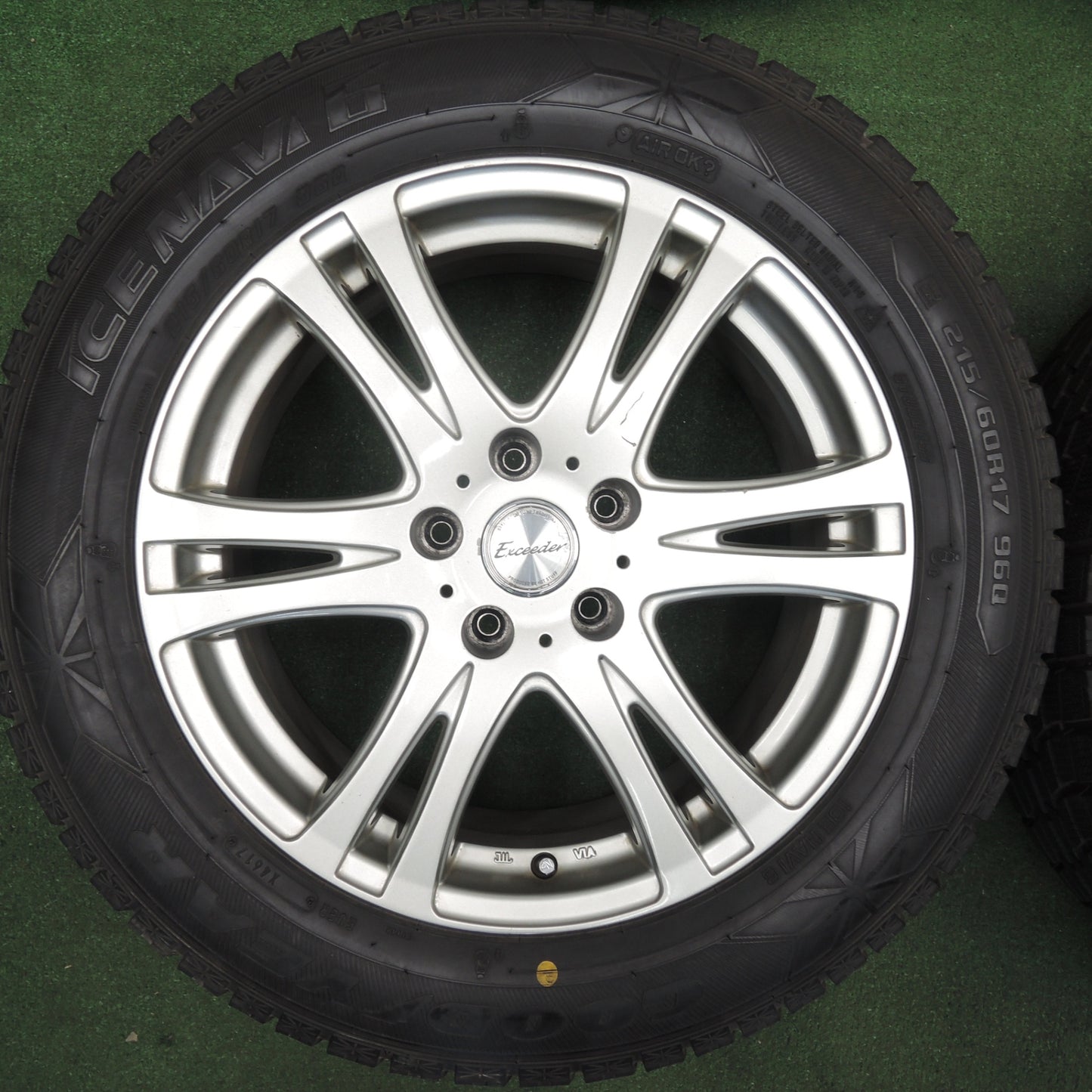 *送料無料* 超バリ溝！キレイ！9.5分以上★スタッドレス 215/60R17 グッドイヤー アイスナビ6 Exceeder エクシーダー 17インチ PCD114.3/5H★4030603TNス