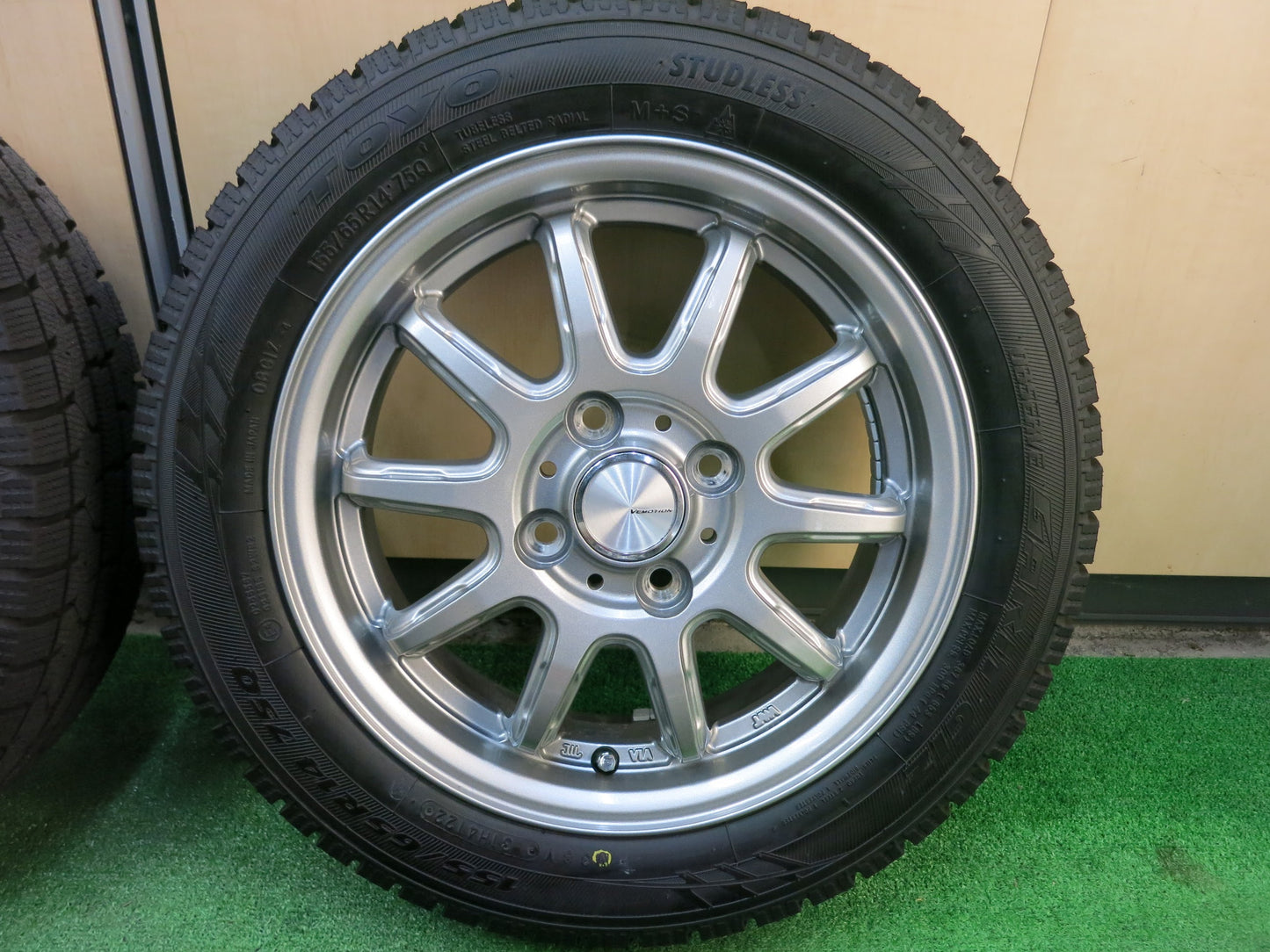 [送料無料]バリ溝！22年！キレイ！ほぼ10分★スタッドレス 155/65R14 トーヨー オブザーブ ガリットGIZ VEMOTION Vエモーション 14インチ PCD100/4H★3031105ヒス