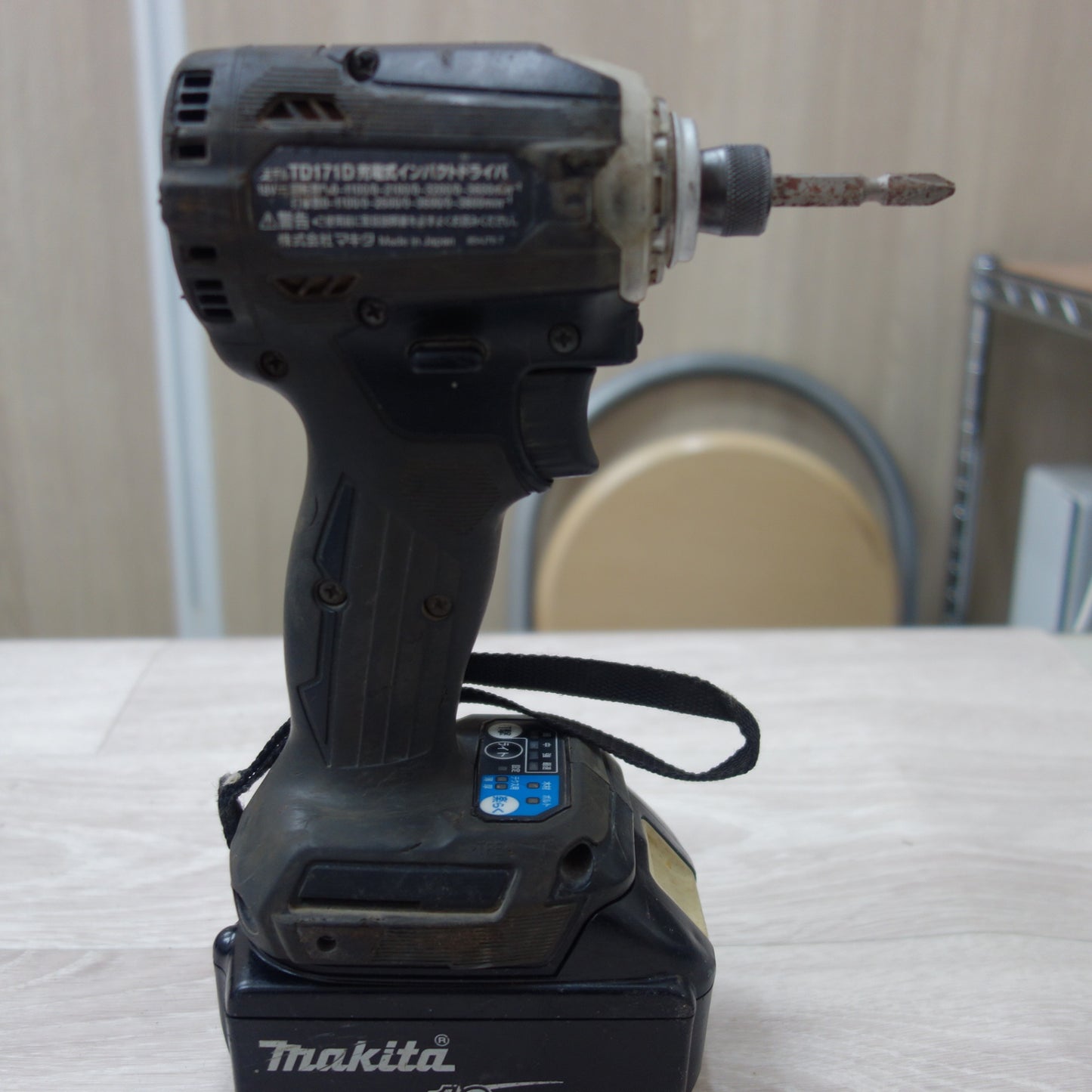 [送料無料] バッテリー2個！付属品付☆マキタ 充電式 インパクトドライバ TD171DRGXB 電動 工具 makita 充電器 DC18RF☆