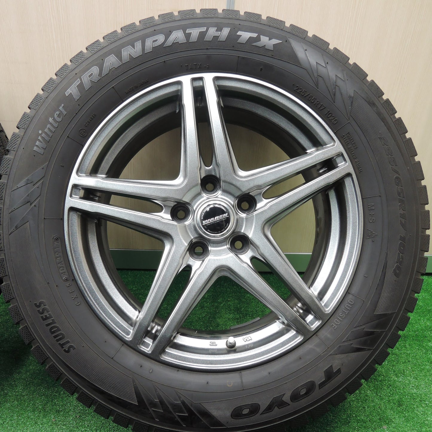 [送料無料]バリ溝！キレイ！9.5分★スタッドレス 225/65R17 トーヨー ウインター トランパス TX WAREN HOT STUFF ヴァーレン 17インチ PCD114.3/5H★3111706TNス