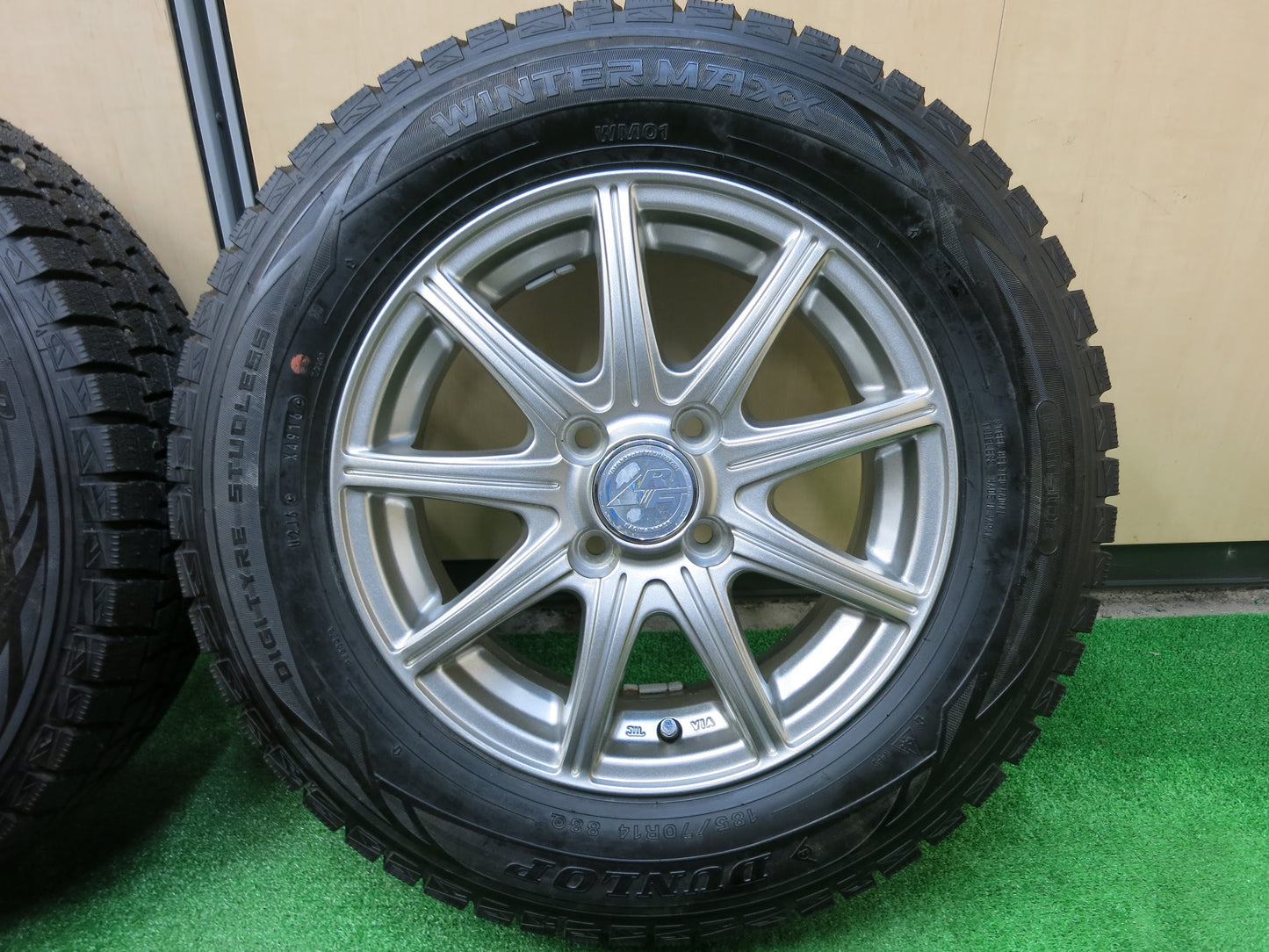 [送料無料]タイヤほぼ未使用！キレイ★スタッドレス 185/70R14 ダンロップ ウインターマックス WM01 RACING FORCE RF 14インチ PCD100/4H★2122808ヒス