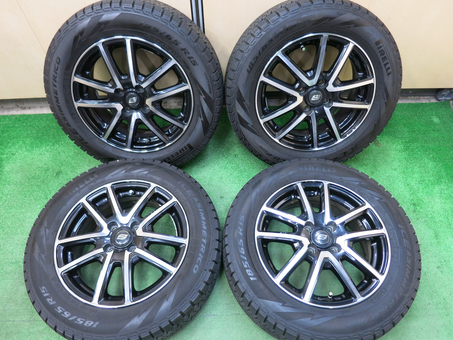 [送料無料]バリ溝！9.5分以上★スタッドレス 185/65R15 ピレリ アイスアシンメトリコ プラス STRANGER ストレンジャー 15インチ PCD100/4H★3030104ヒス