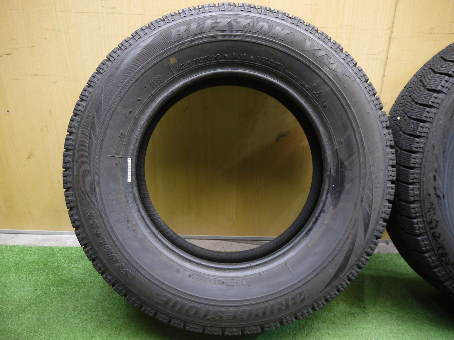 [送料無料]バリ溝！9分★スタッドレス 185/70R14 ブリヂストン ブリザック VRX タイヤ 14インチ ノート アクア カローラ 等★2061812ヤスタ
