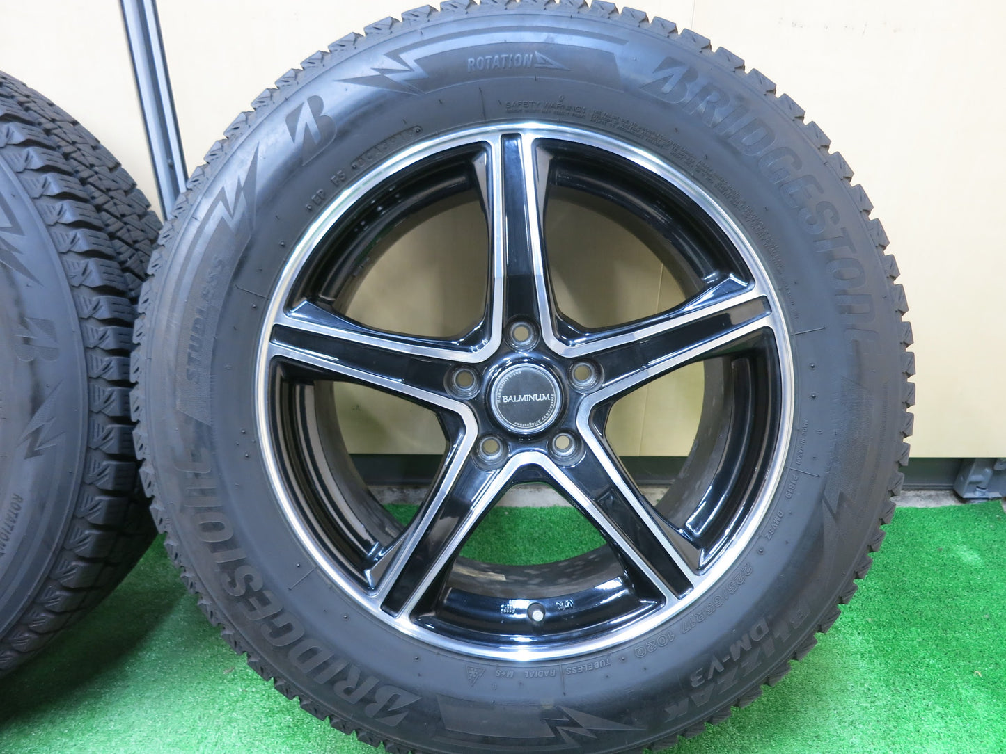 [送料無料]バリ溝！19年！キレイ！8.5分★スタッドレス 225/65R17 ブリヂストン ブリザック DM-V3 BALMINUM バルミナ 17インチ PCD114.3/5H★3020105ヒス
