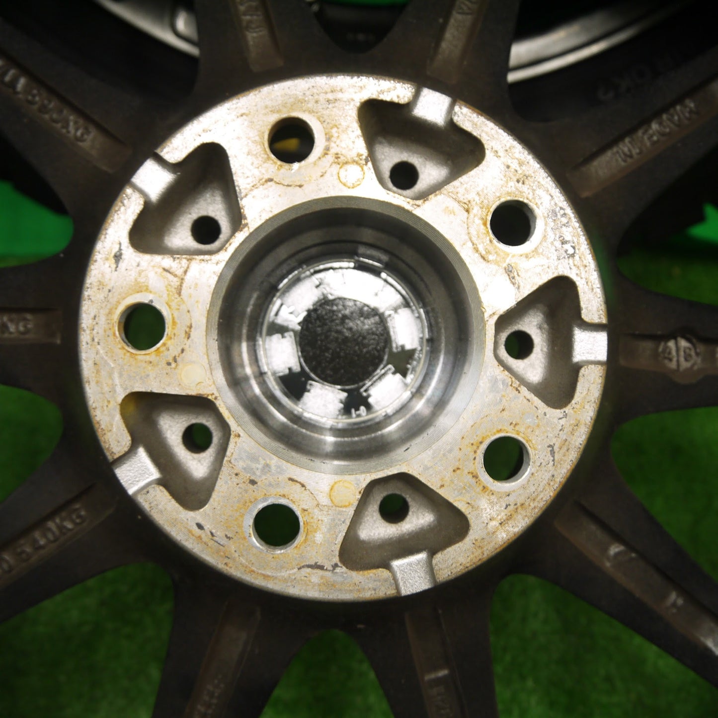 [送料無料]超バリ溝！キレイ！9.5分以上★LOXARNY SPORT BADX 215/60R17 スタッドレス グッドイヤー アイスナビ6 ロクサーニ 17インチ PCD114.3/5H★3062402Iス