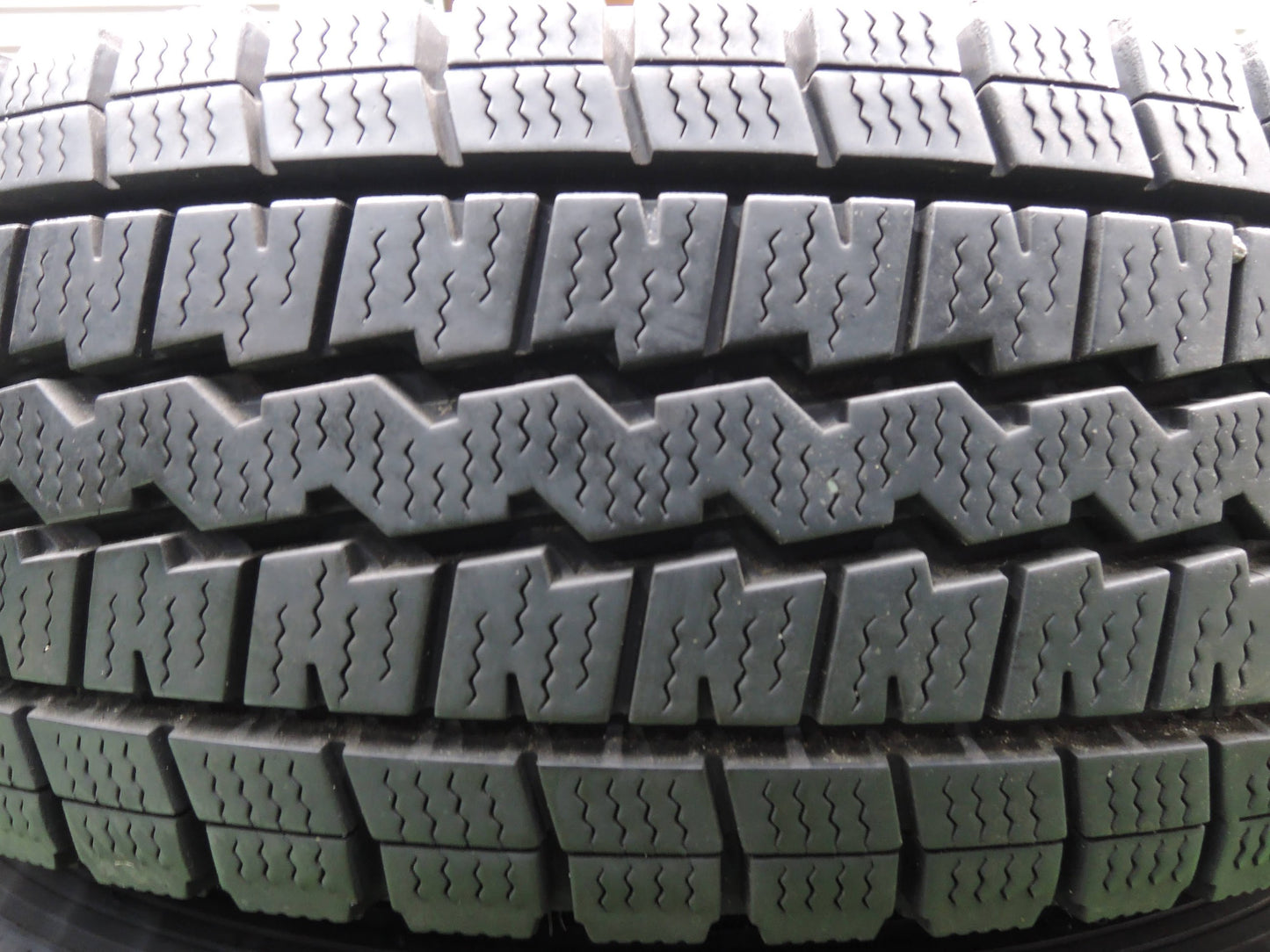 [送料無料]バリ溝！9.5分★スタッドレス 165R13 6PR ダンロップ ウインターマックス SV01 TOPY SCHWARZ MV スチール PCD100 114.3/4H マルチ★3112513HAス