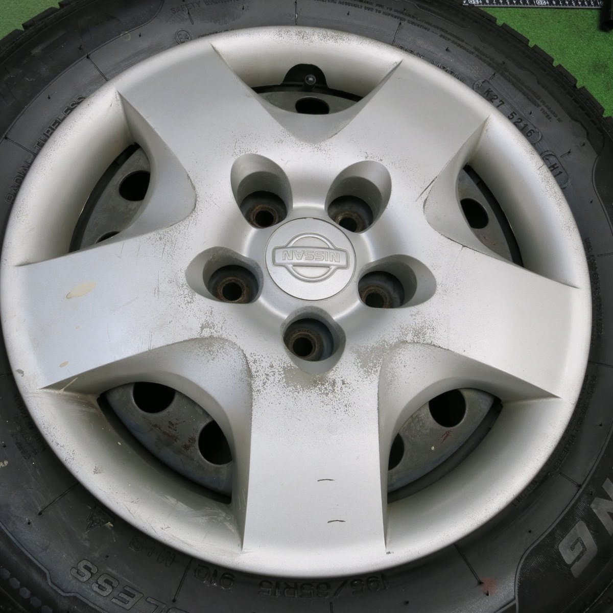 [送料無料]バリ溝！9.5分★日産 セレナ 純正 スチール 195/65R15 スタッドレス ナンカン CORSAFA 15インチ PCD114.3/5H★3100915イス