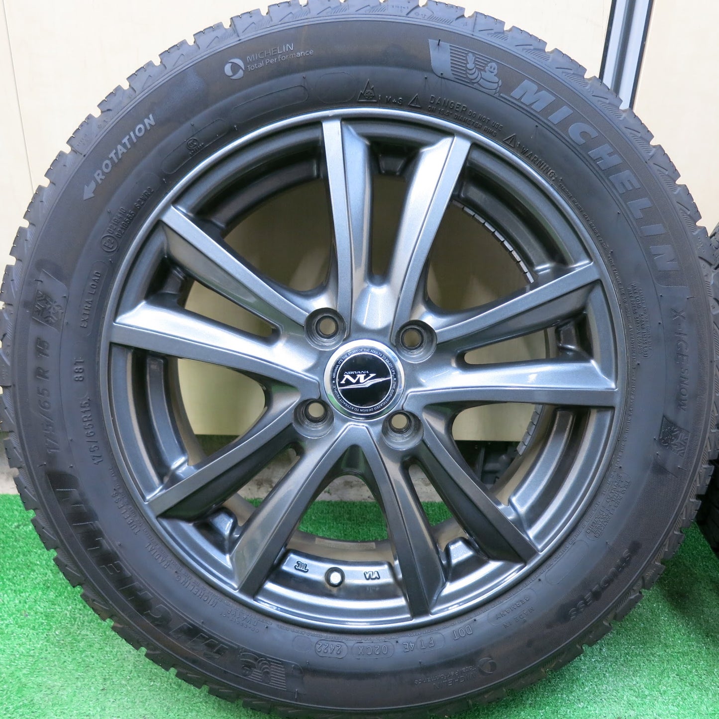 [送料無料]バリ溝！22年！9.5分以上★スタッドレス 175/65R15 ミシュラン X-ICE SNOW NIRVANA NV ニルバーナ ニルヴァーナ 15インチ PCD100/4H★3042502ヒス