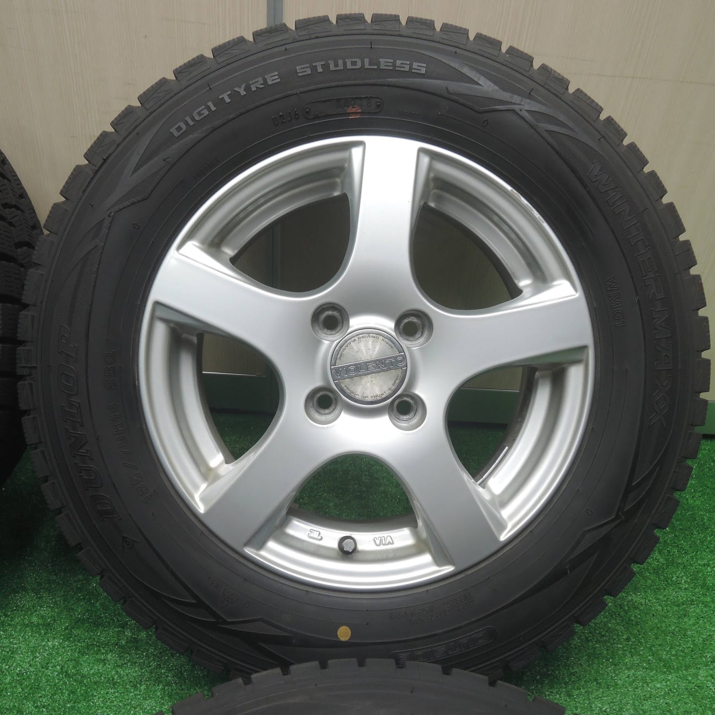 [送料無料]バリ溝！キレイ！9.5分★スタッドレス 185/70R14 ダンロップ ウインターマックス WM01 VIOLENTO ヴィオレント 14インチ PCD100/4H★3072708SYス