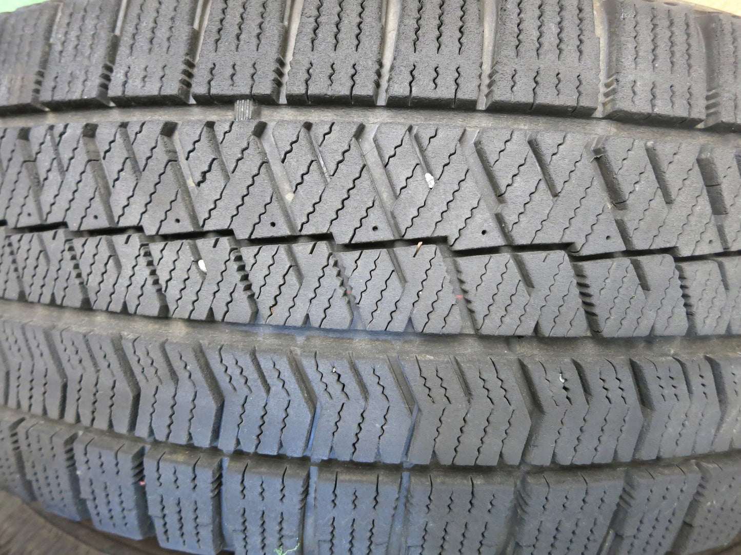 [送料無料]バリ溝！18年！綺麗！8.5分★スタッドレス 215/65R16 ブリヂストン ブリザック VRX2 AXEL weds アクセル 16インチ PCD114.3/5H★2111611Hス