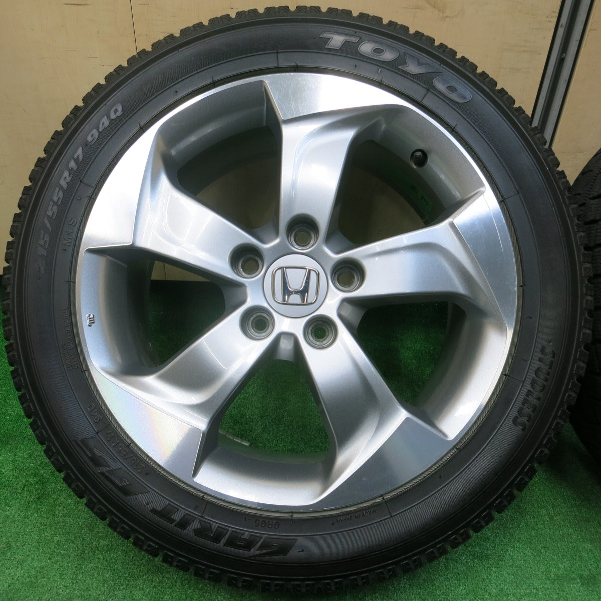 *送料無料*バリ溝！キレイ！9.5分★ホンダ ヴェゼル 純正 ENKEI 215/55R17 スタッドレス トーヨー ガリット G5 17インチ PCD114.3/5H★3111701イス