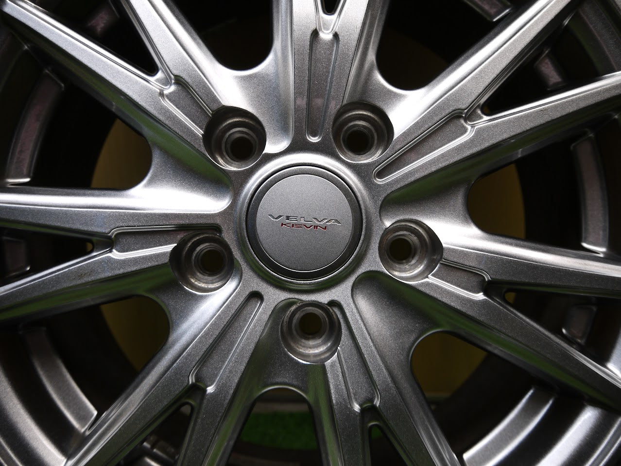 [送料無料]バリ溝！18年！キレイ！9.5分以上★スタッドレス 195/65R15 ヨコハマ アイスガード iG60 VELVA KEVIN ヴェルヴァ 15インチ PCD114.3/5H★