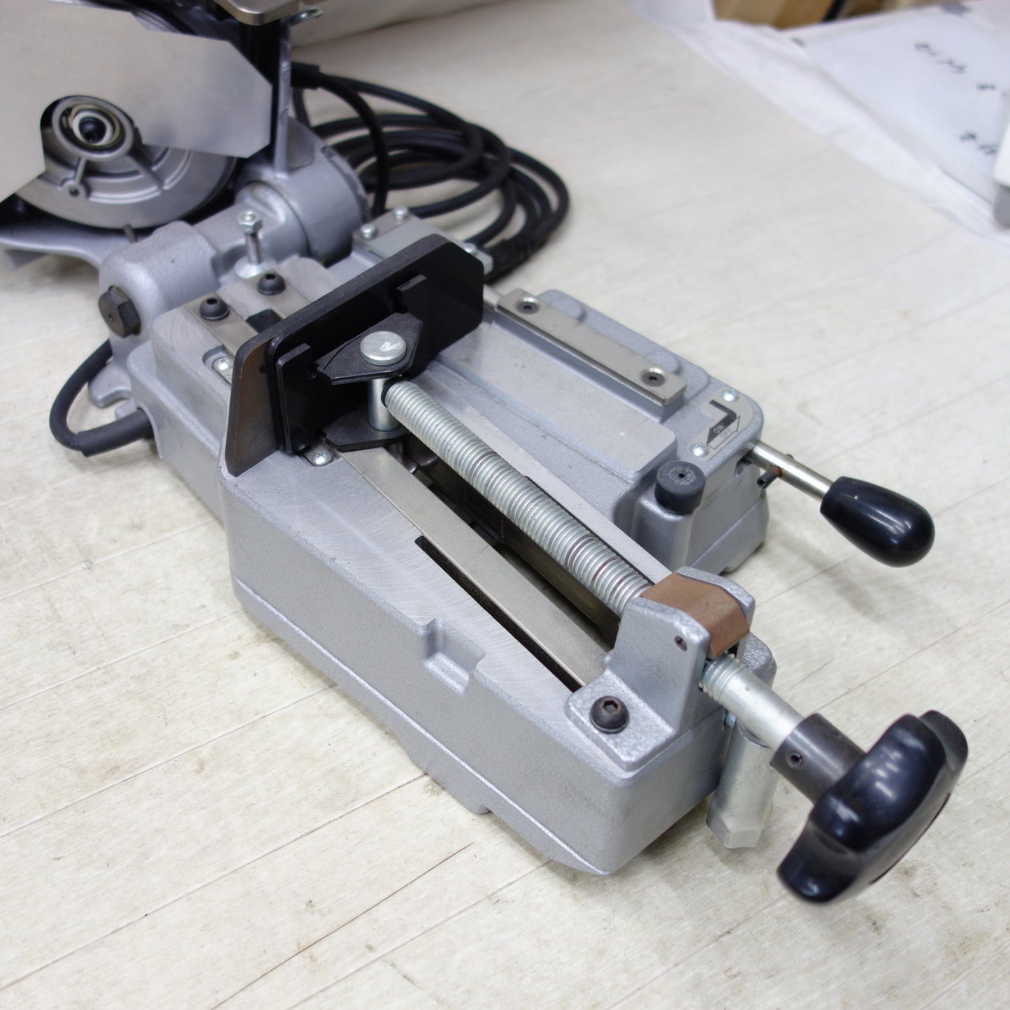 [送料無料] キレイ◆shindaiwa 新ダイワ ロータリーバンドソー RB120FV 帯鋸切断機 平バイスタイプ 電動工具 100V◆