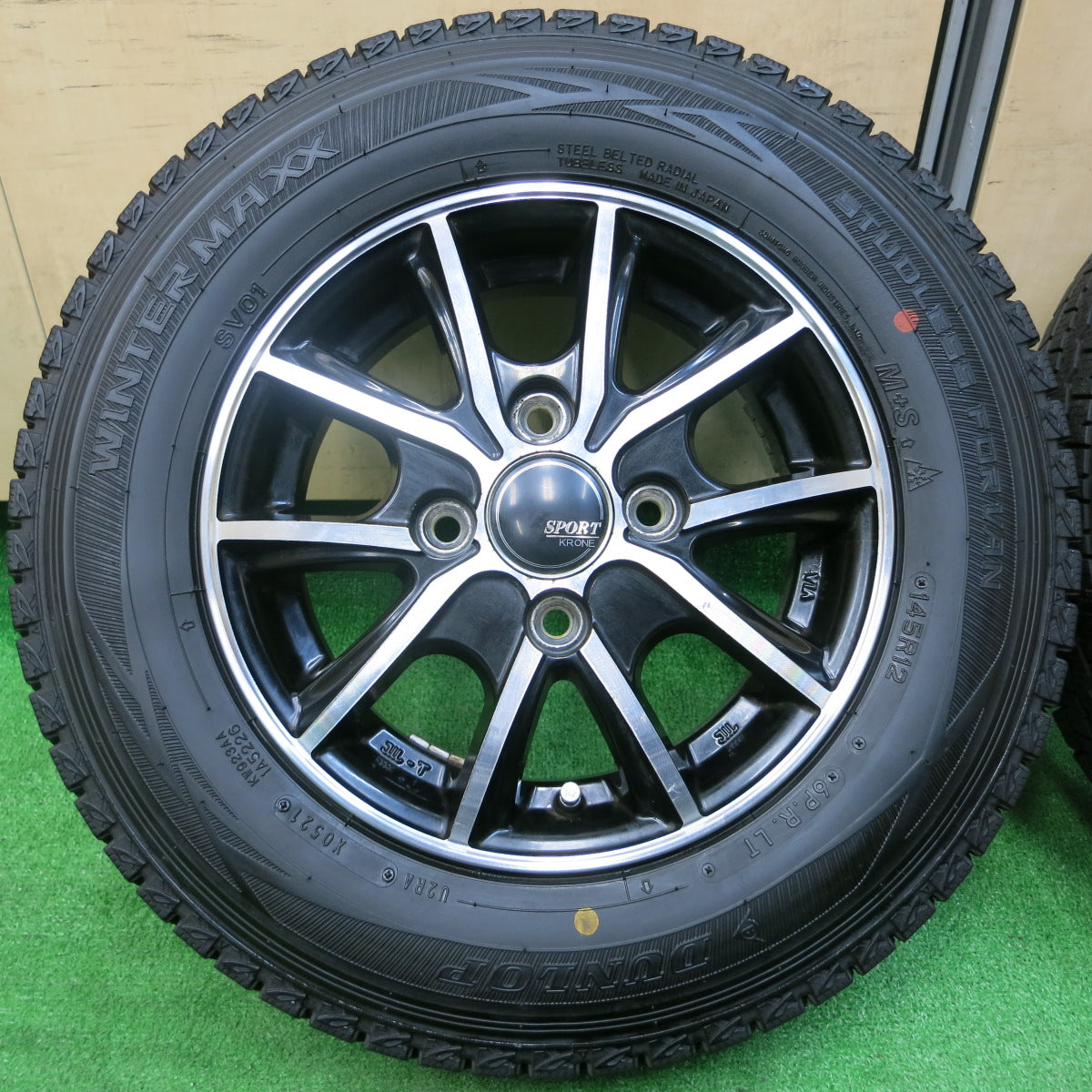 *送料無料*バリ溝！21年！9.5分★スタッドレス 145R12 6PR ダンロップ ウインターマックス SV01 SPORT KRONE 12インチ PCD100/4H★3120510イス