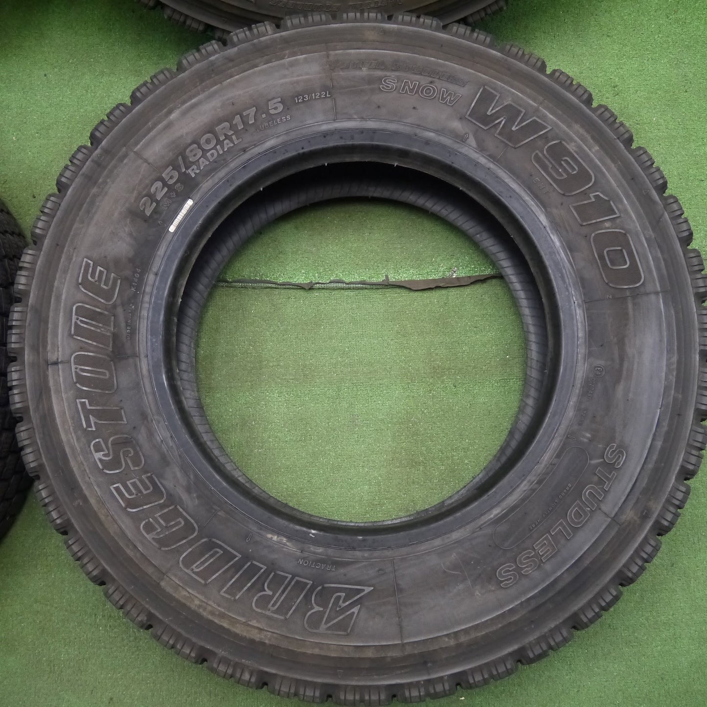[送料無料]バリ溝！22年！8.5分★トラック タイヤ 225/80R17.5 123/122L スタッドレス ブリヂストン W910 17.5インチ★3040401クスタ