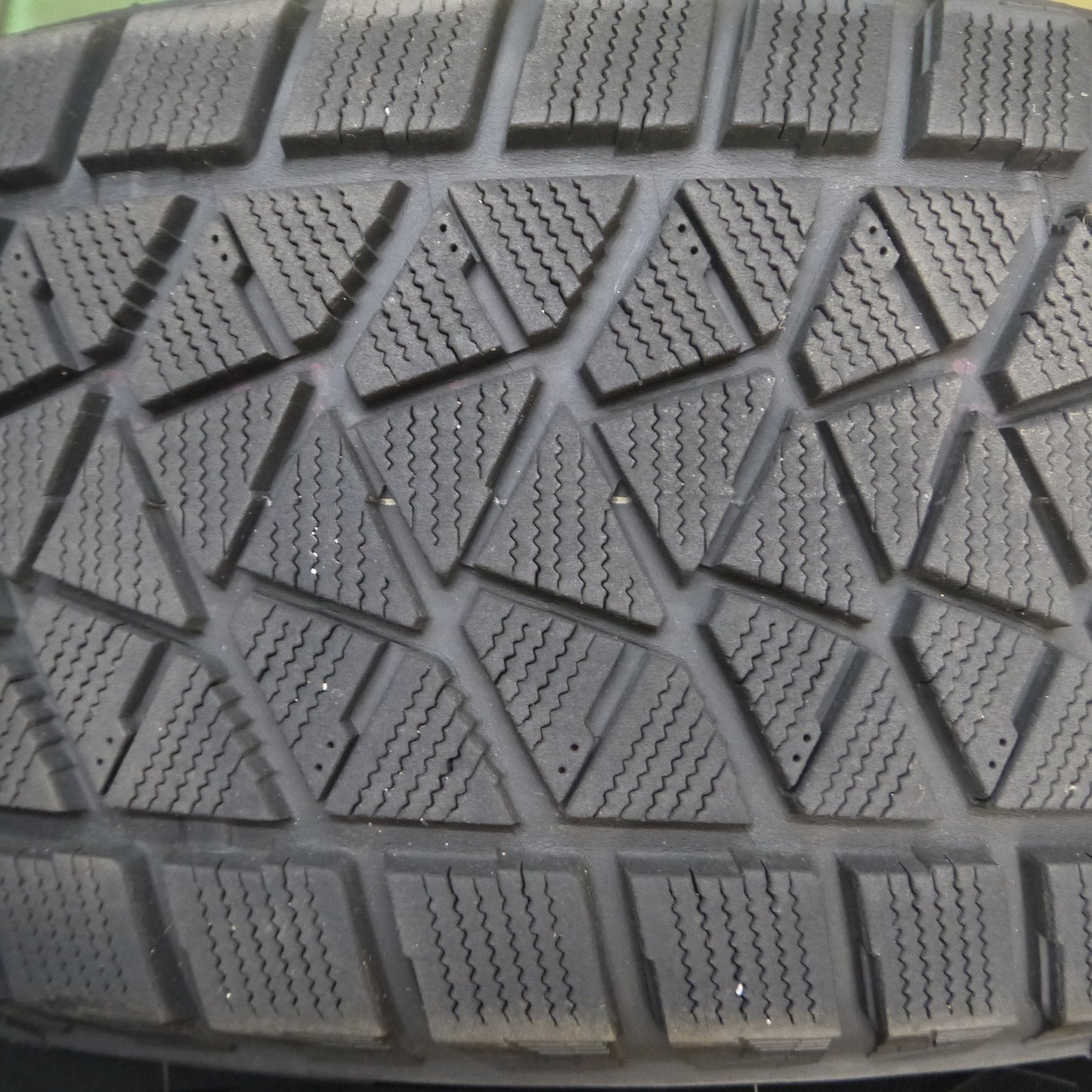 *送料無料*バリ溝！9分★スタッドレス 265/65R17 ブリヂストン ブリザック DM-V2 FRENDIC 17インチ PCD139.7/6H★3122206Hス