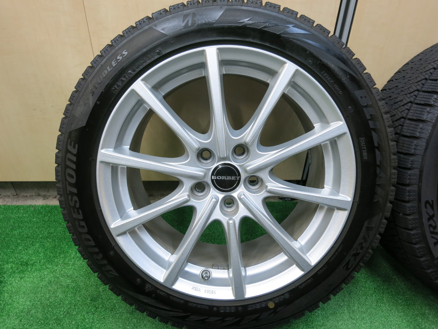[送料無料]バリ溝！18年！美品！9.5分★ベンツ アウディ 等 BORBET CMA 245/45R17 スタッドレス ブリヂストン ブリザック VRX2 17インチ PCD112/5H★2121410ヒス