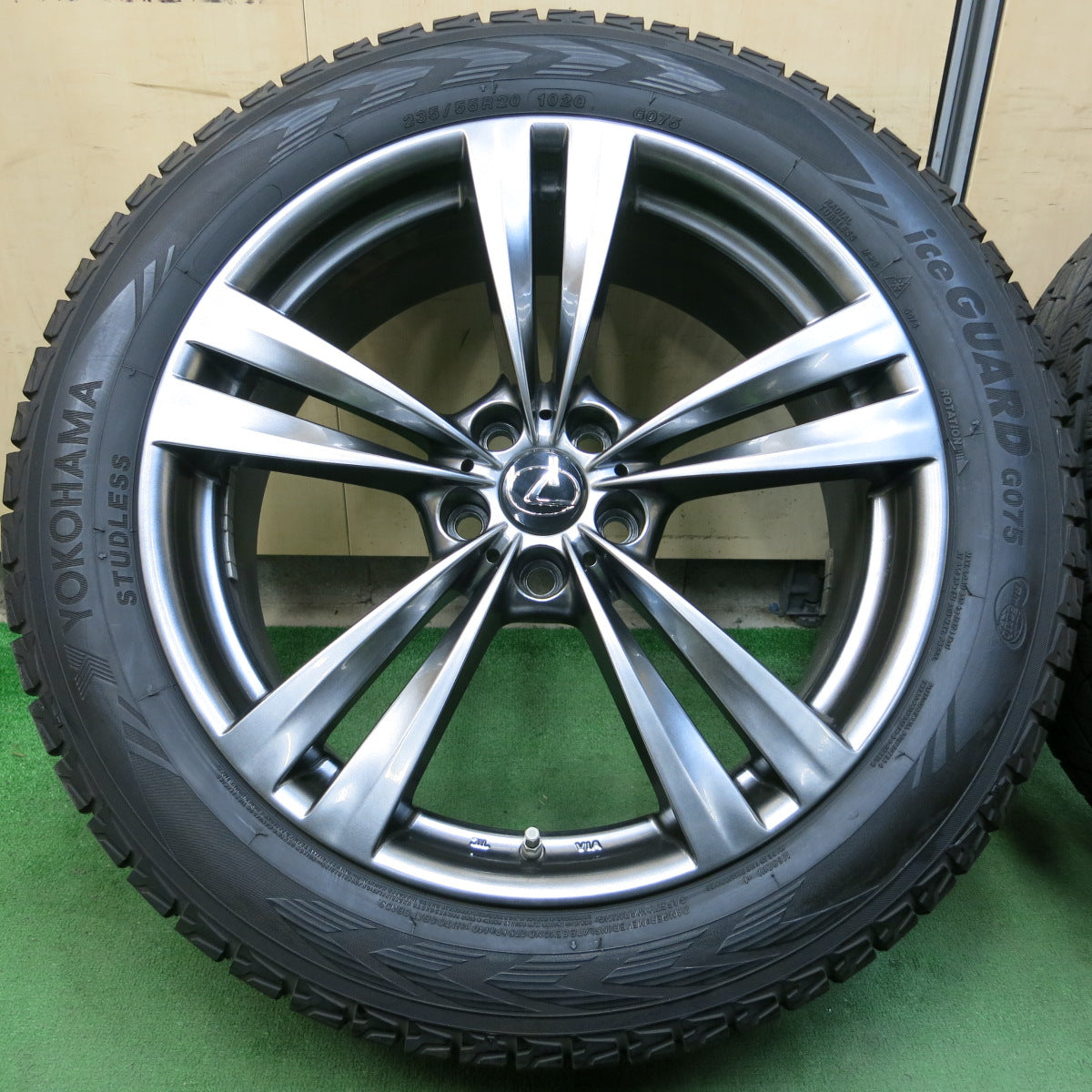 *送料無料*センサー付！バリ溝！19年！キレイ！9.5分★レクサス 等 235/55R20 スタッドレス ヨコハマ アイスガード G075 社外 アルミ 20インチ PCD114.3/5H★3102107イス