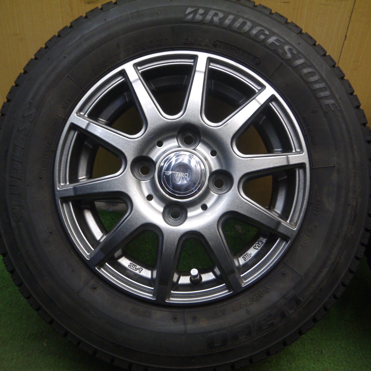 *送料無料* バリ溝！8.5分★スタッドレス 145R12 6PR ブリヂストン W300 TIRO 12インチ PCD100/4H★4021305Hス