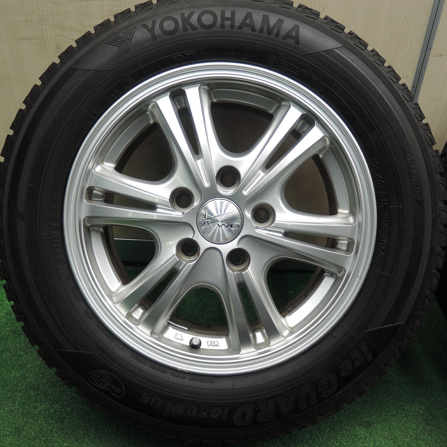 [送料無料] バリ溝！キレイ！9.5分★スタッドレス 195/65R15 ヨコハマ アイスガード iG50 プラス WB 社外 アルミ PCD114.3/5H★3120105TNス