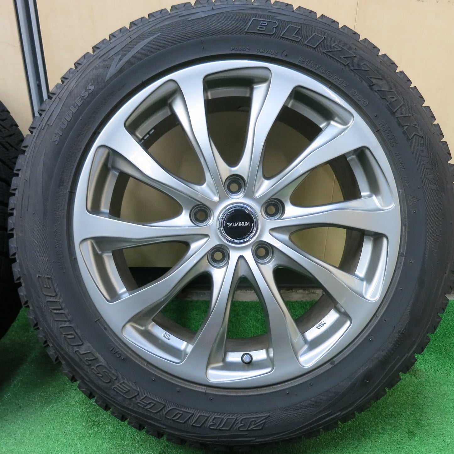 [送料無料]バリ溝！キレイ！9分★スタッドレス 215/60R17 ブリヂストン ブリザック DM-V1 BALMINUM バルミナ 17インチ PCD114.3/5H★3031804ヒス