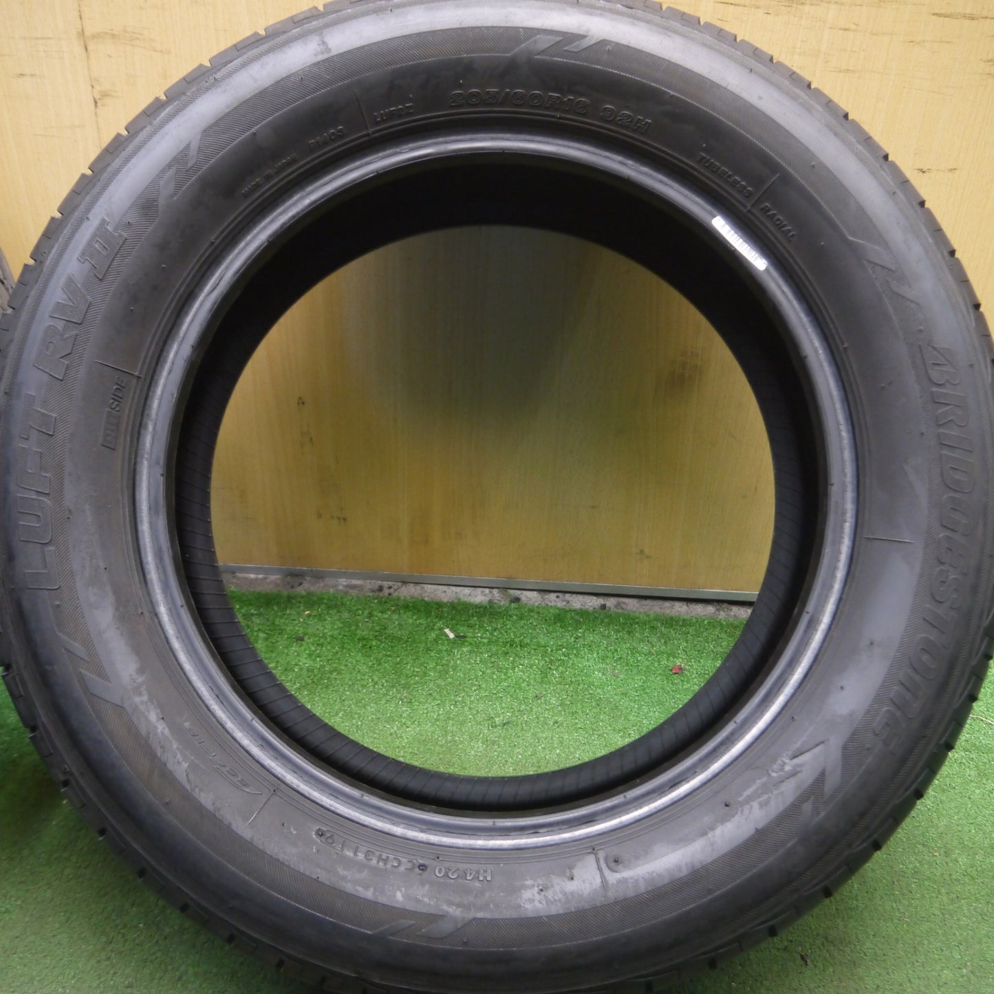 *送料無料* バリ溝！9.5分★205/60R16 ブリヂストン LUFT RV2 タイヤ 16インチ ノア ヴォクシー プリウスα 等★4021405Hノタ