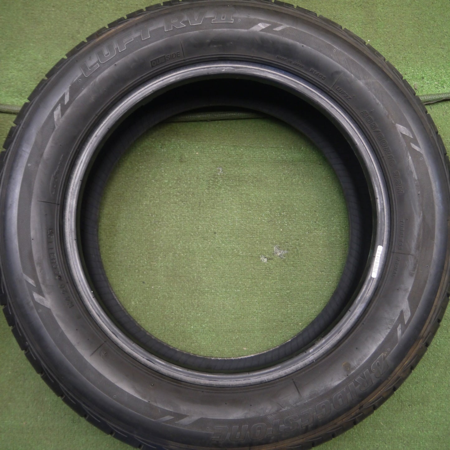 *送料無料* バリ溝！9.5分★205/60R16 ブリヂストン LUFT RV2 タイヤ 16インチ ノア ヴォクシー プリウスα 等★4021405Hノタ