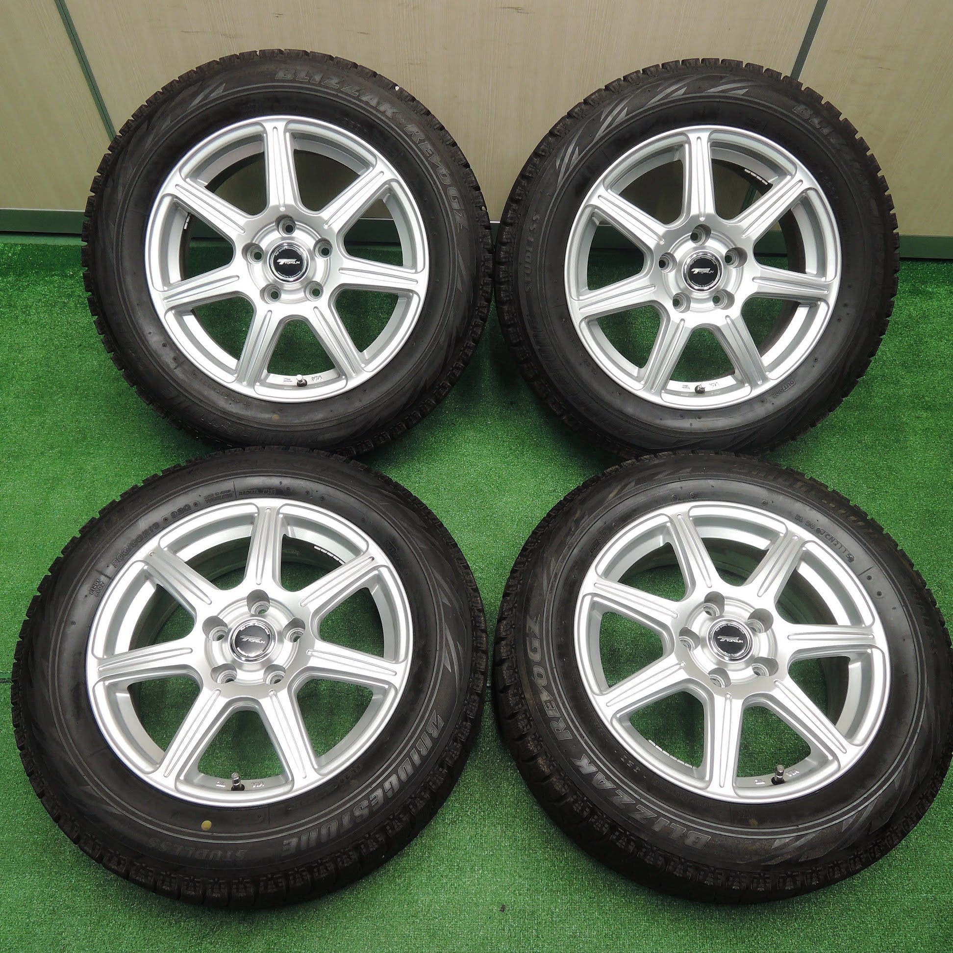 送料無料]バリ溝！キレイ！9.5分☆スタッドレス 205/60R16