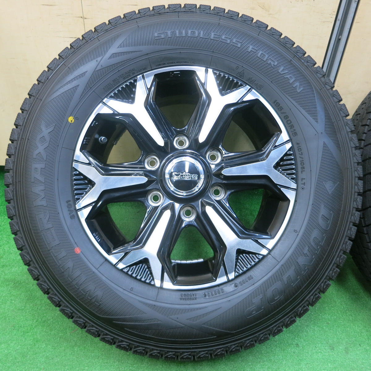 *送料無料*超バリ溝！23年！綺麗！ほぼ10分★ハイエース等 195/80R15 WILD CRUISING スタッドレス ダンロップ ウインターマックス SV01 PCD139.7/6H★3121606イス