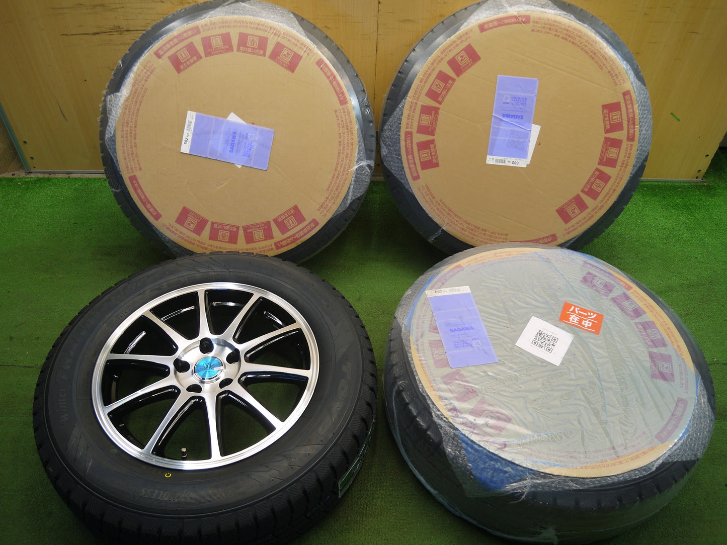 [送料無料]未使用！22年★スタッドレス 225/65R17 LOXARNY SPORT トーヨー ウインター トランパス TX ロクサーニ スポーツ 17インチ PCD114.3/5H★3011806クス