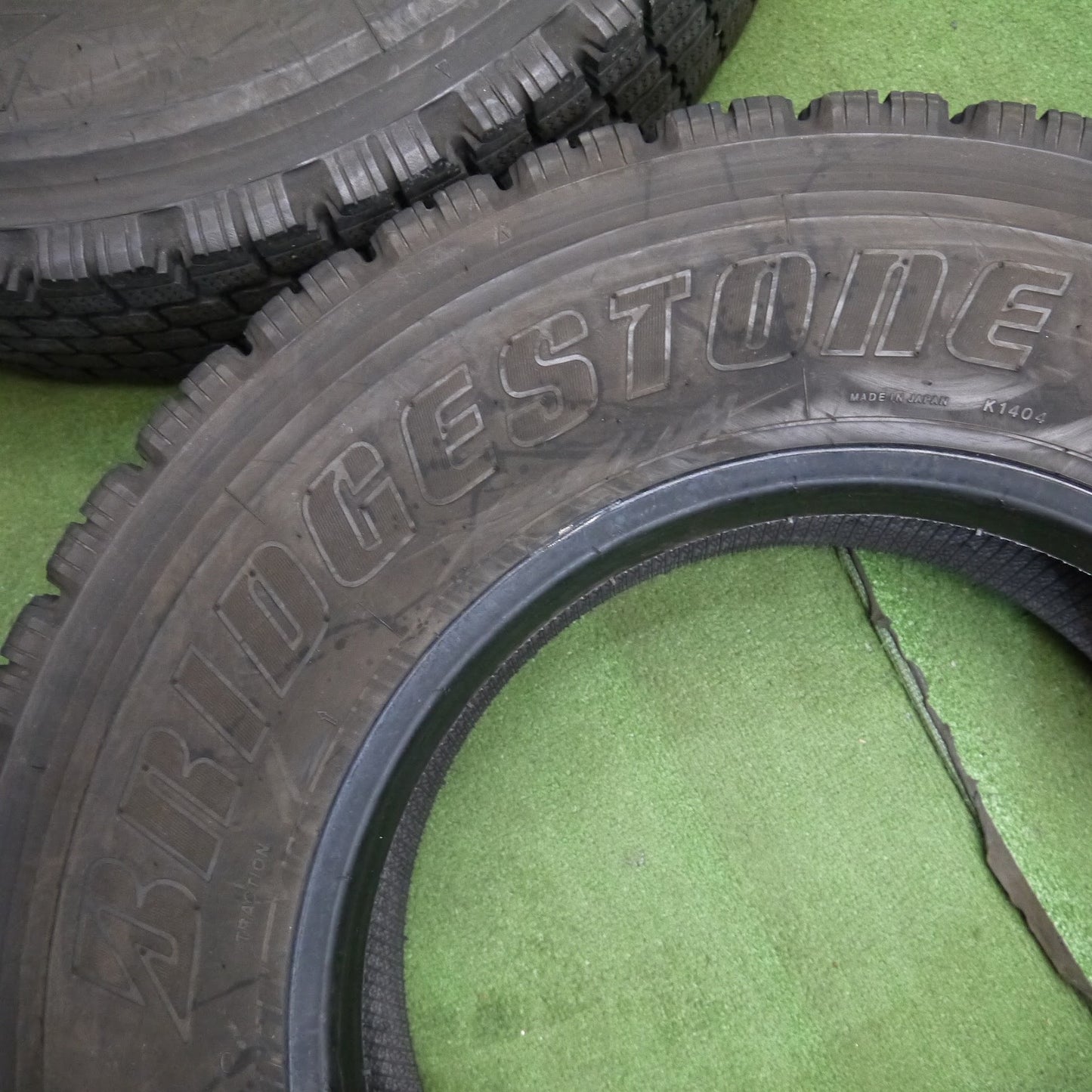[送料無料]バリ溝！22年！8.5分★トラック タイヤ 225/80R17.5 123/122L スタッドレス ブリヂストン W910 17.5インチ★3041801クスタ