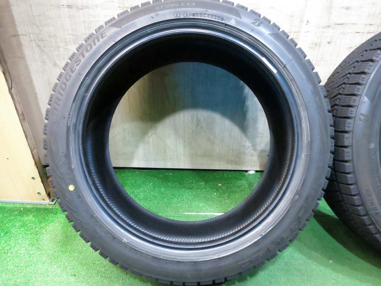 [送料無料]バリ溝！20年！9.5分★スタッドレス 225/45R18 ブリヂストン ブリザック VRX2 タイヤ 18インチ クラウン マークX プリウスα 等★2122806Hスタ