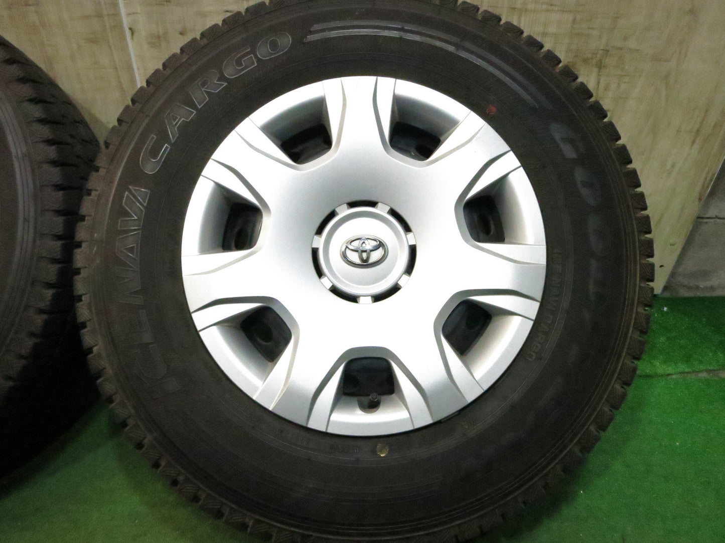 [送料無料]バリ溝！9.5分以上★トヨタ 200系 ハイエース 純正 スチール 195/80R15 スタッドレス グッドイヤー アイスナビ カーゴ PCD139.7/6H★3022208Hス